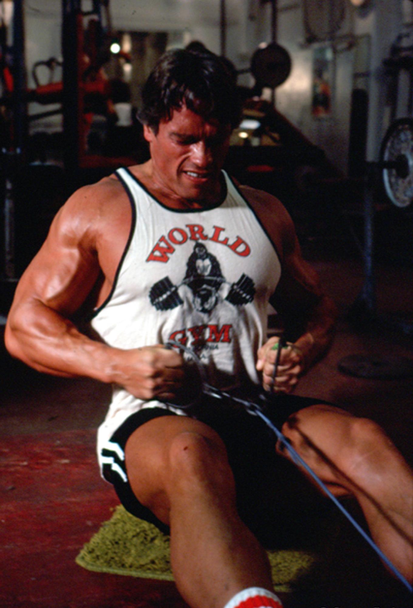 Arnold Schwarzenegger tränar i dokumentärfilmen Pumping Iron.