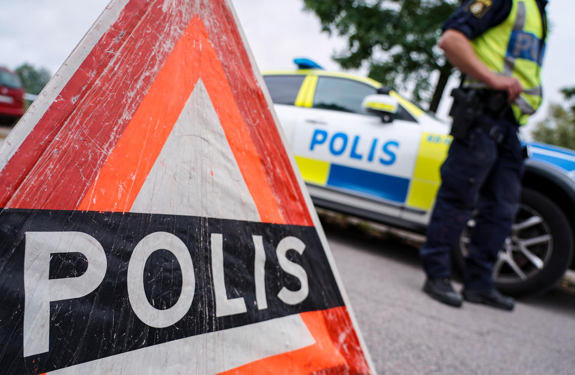 En flicka som i måndags blev påkörd i ett bostadsområde i Södertälje har avlidit av skadorna. Arkivbild.
