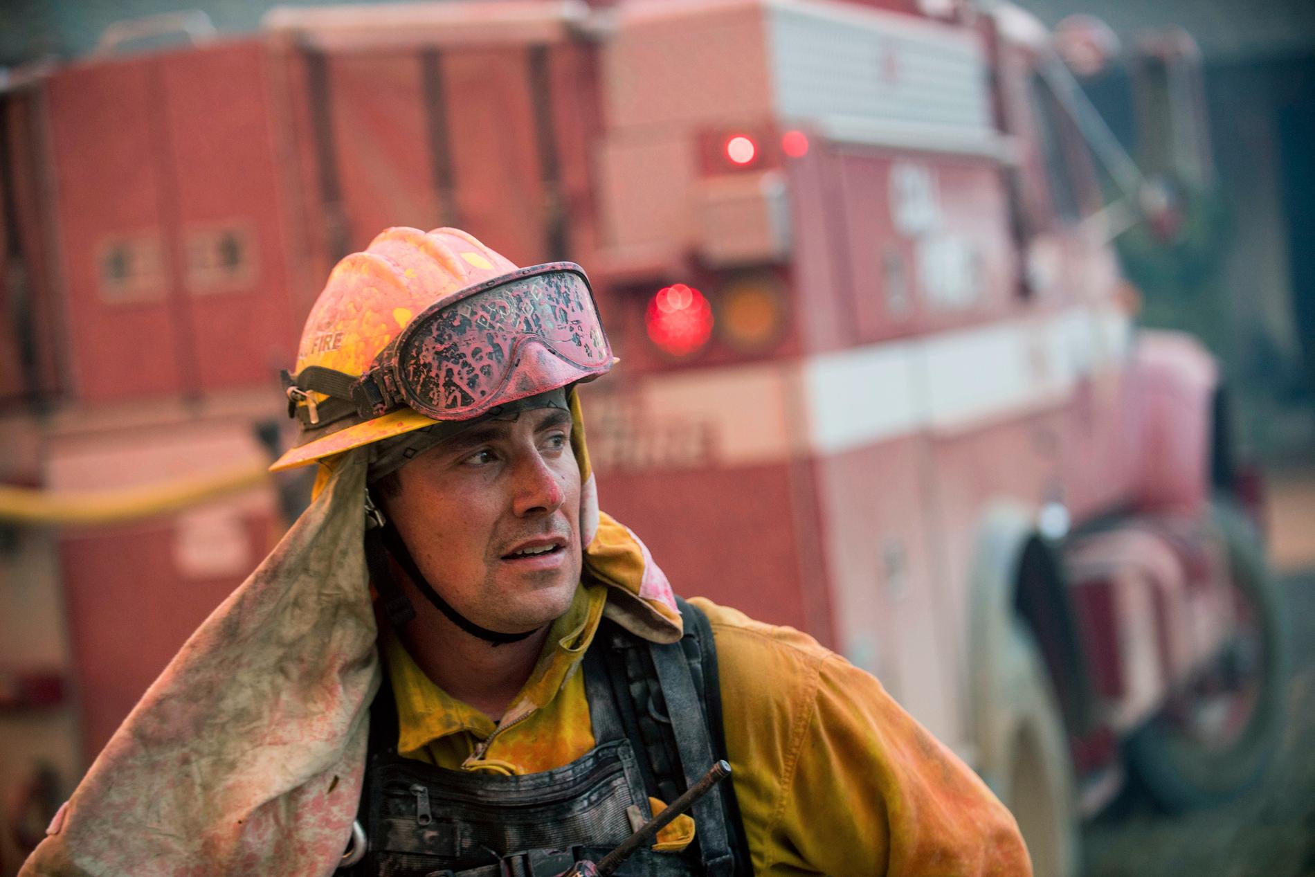 Jake Hainey är en av över 2000 brandmän som kämpar med att släcka skogsbränder som härjar i Kalifornien i USA. Delstaten har drabbats av värmebölja med rekordtemperaturer.