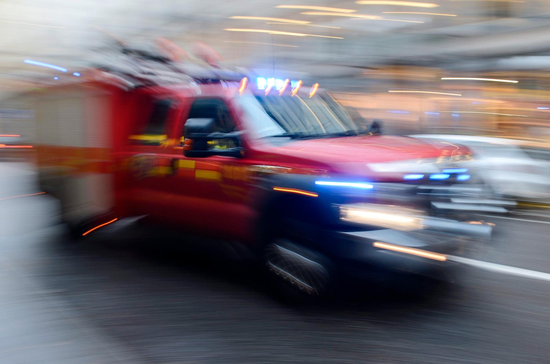 En person har förts till sjukhus med rökskador i samband med en brand i en flerfamiljsfastighet i Borlänge och två personer har gripits misstänkta för grov mordbrand. Arkivbild.