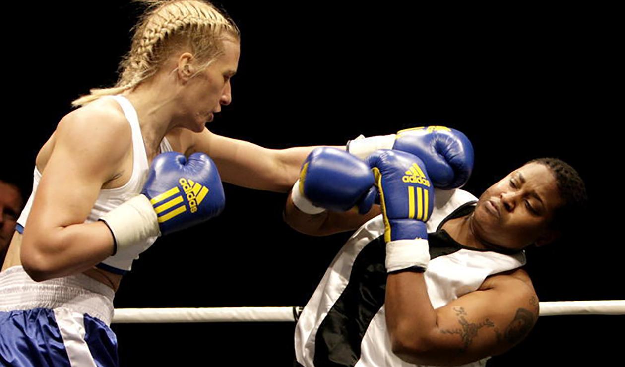 Åsa Sandell besegrar Tiffany Carter på en proffsgala 2007.