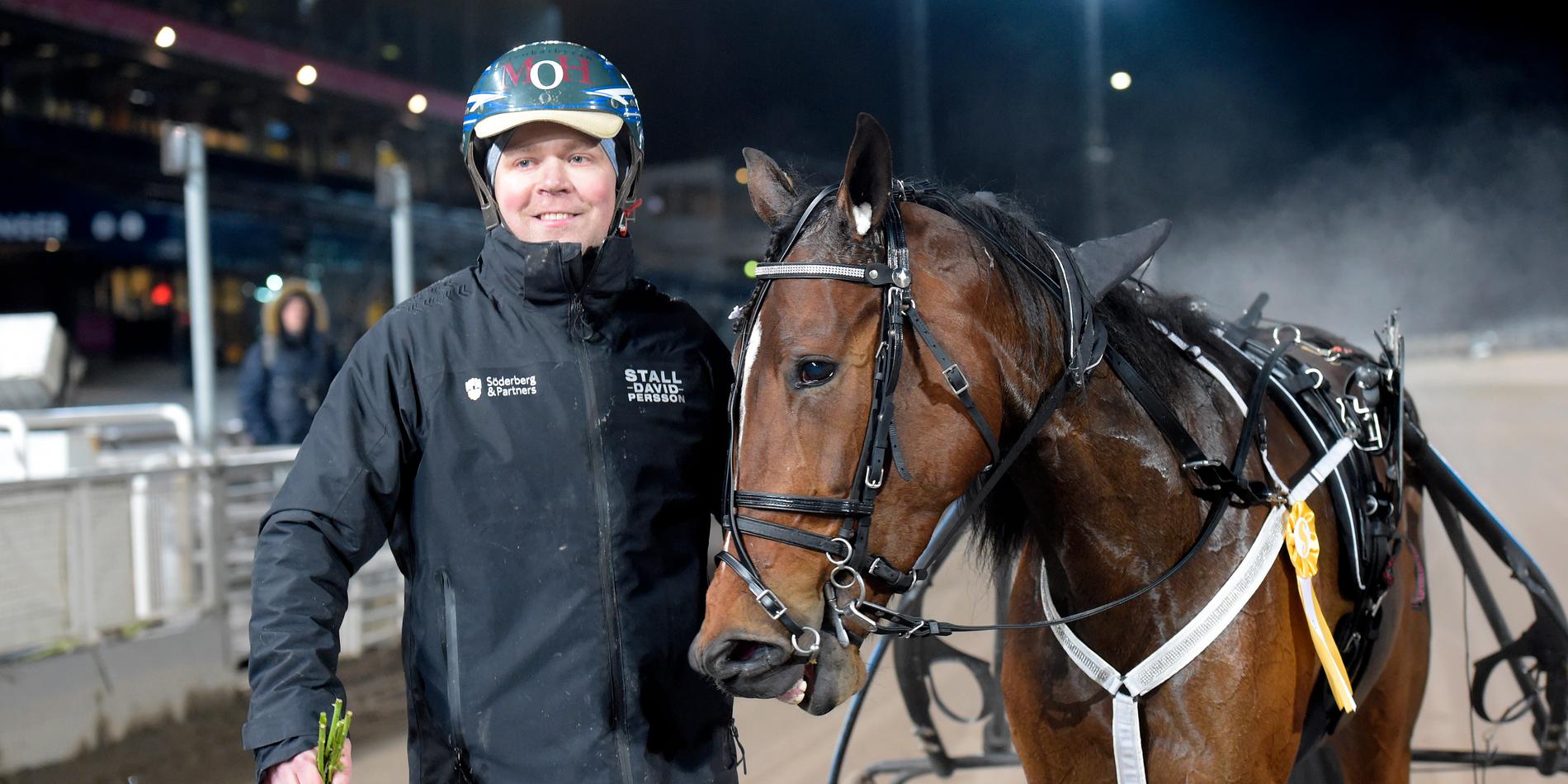 David Persson har tvingats välja mellan att förbereda sin häst inför miljonloppet Drottning Silvias Pokal eller avsluta den förberedande utbildningen på Wången. 