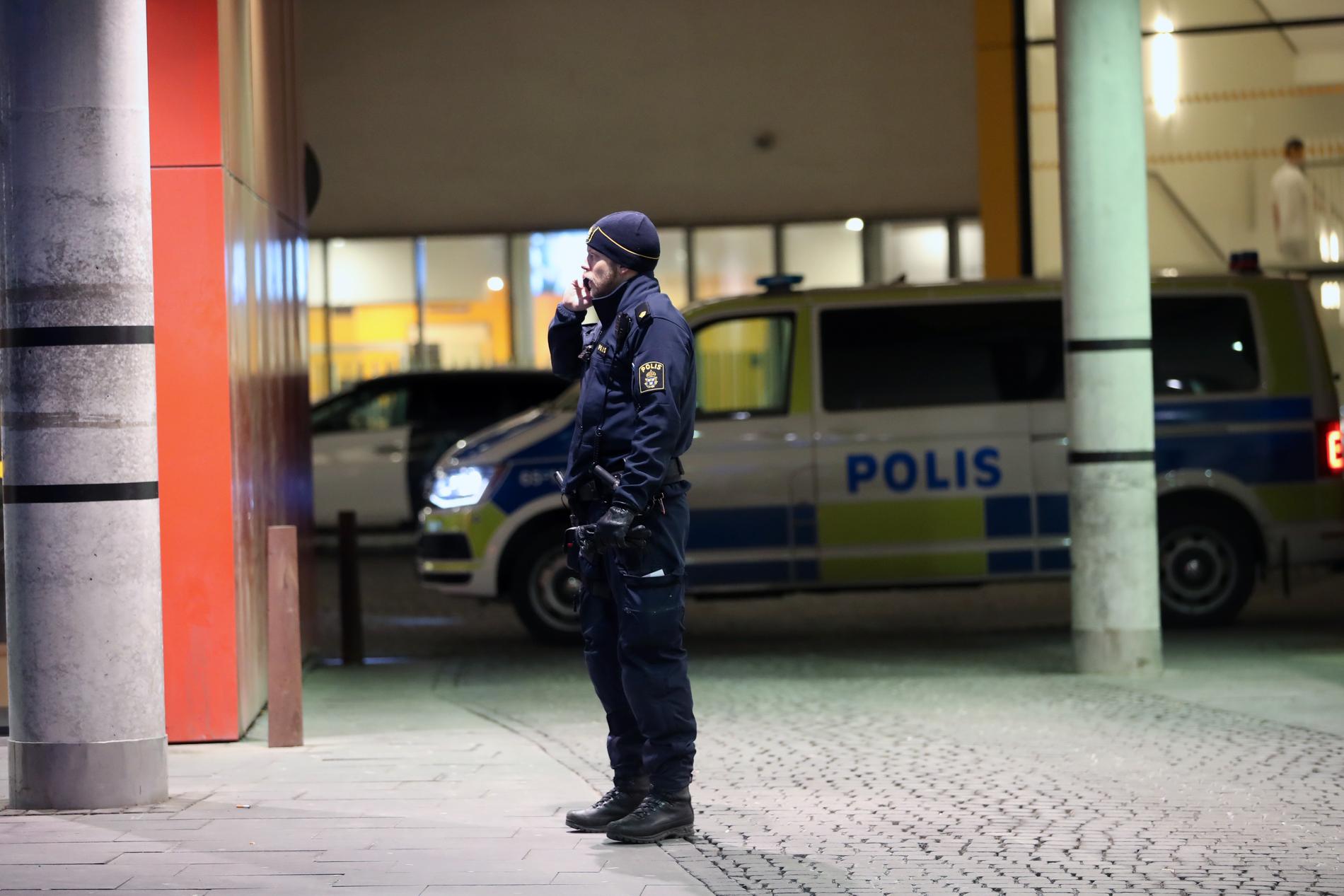 Polisavspärrningar utanför akuten i Malmö efter skotten.