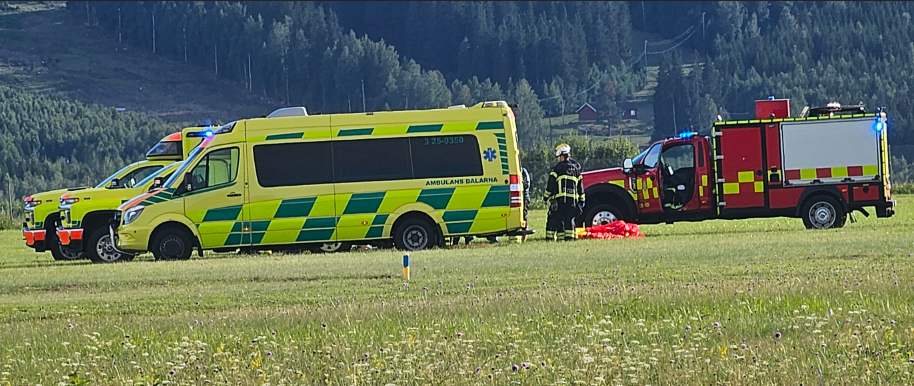Ambulans och räddningstjänst vid olycksplatsen.