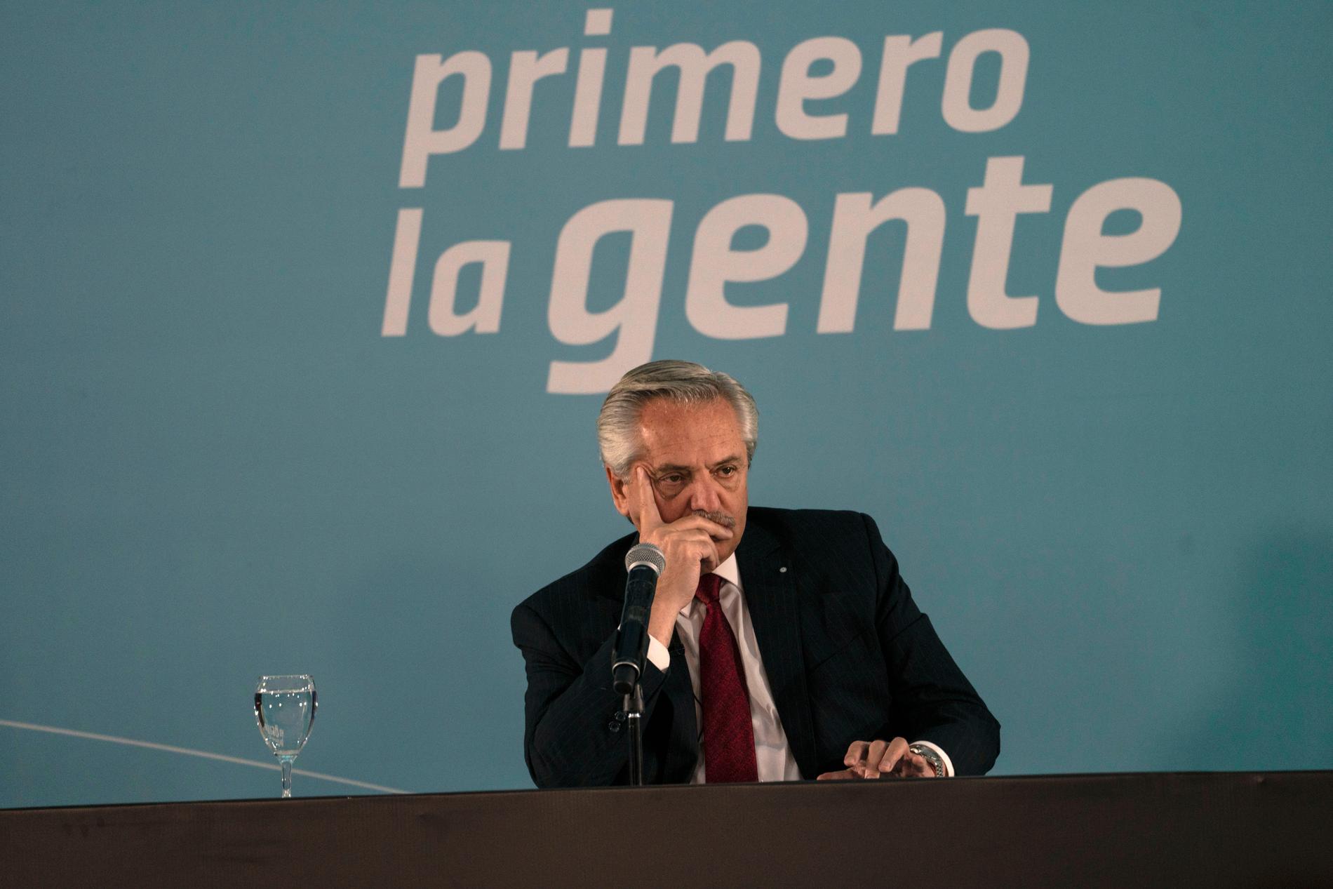 Argentinas president, Alberto Fernández lyssnar på ekonomiministern Martín Guzmán när det nya skatteförslaget presenteras på måndagen.