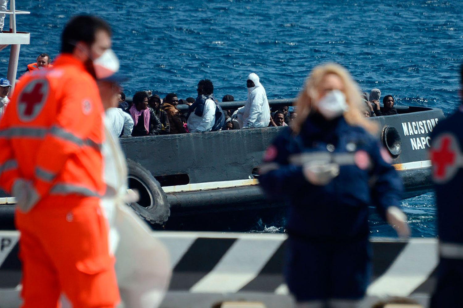 Båtflyktingar anländer till Messina på Sicilien. Obs, människorna på bilden har inget samband med artikeln.