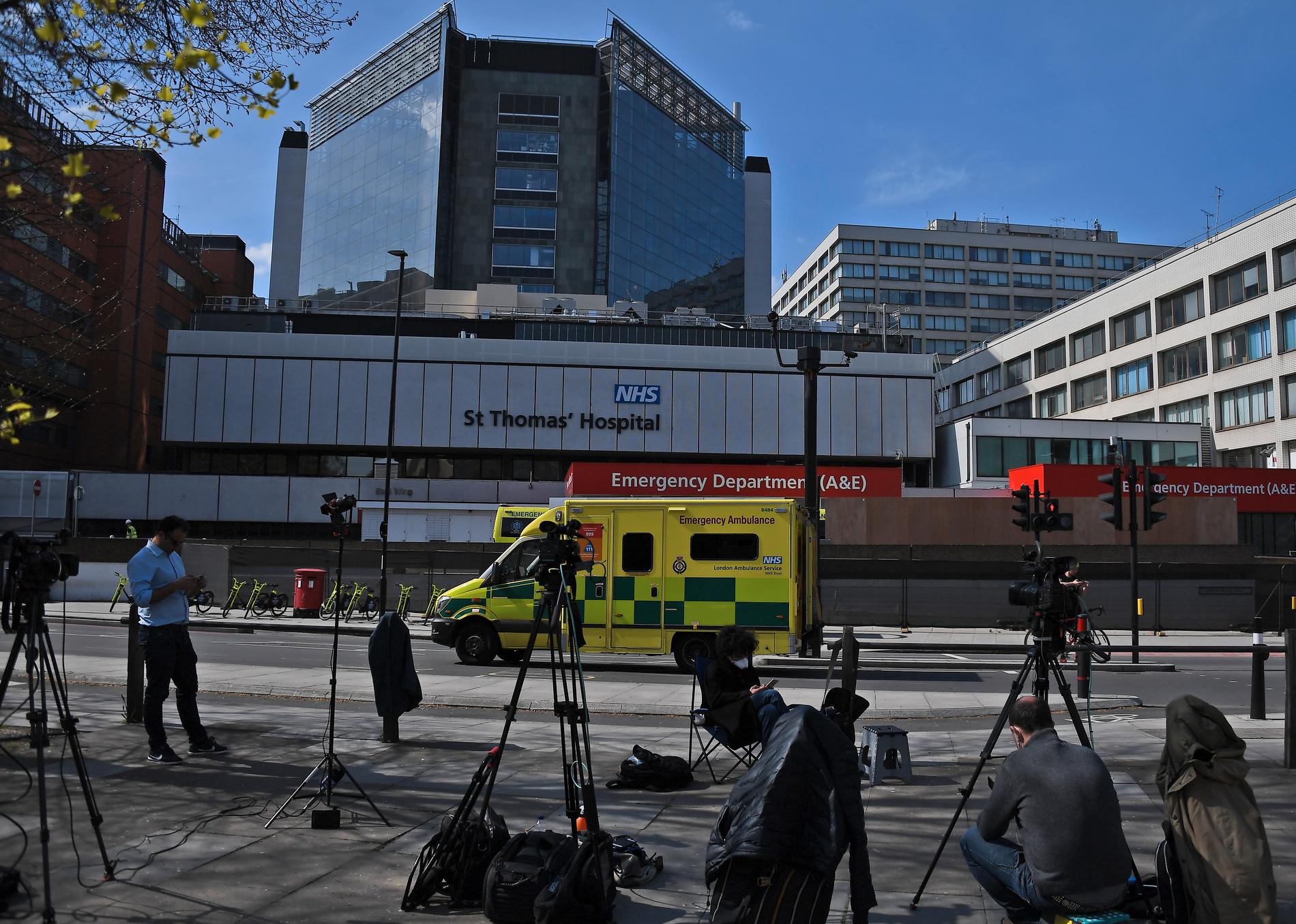 Journalister väntar utanför St Thomas' Hospital i centrala London, där premiärminister Boris Johnson vårdas.