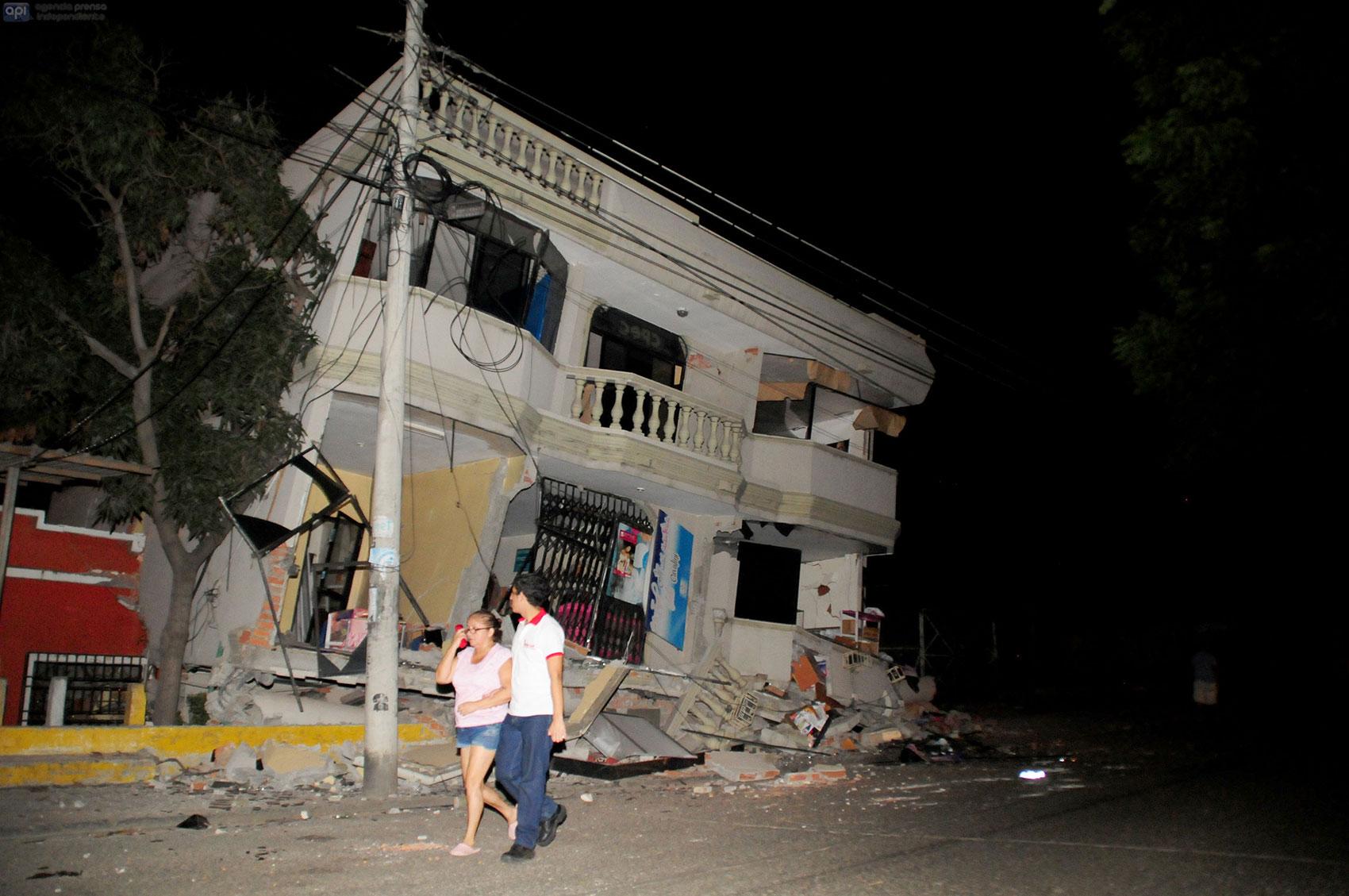 Minst 28 människor uppges har dött i ett kraftigt jordskalv med magnituden 7,8 i Ecuador.