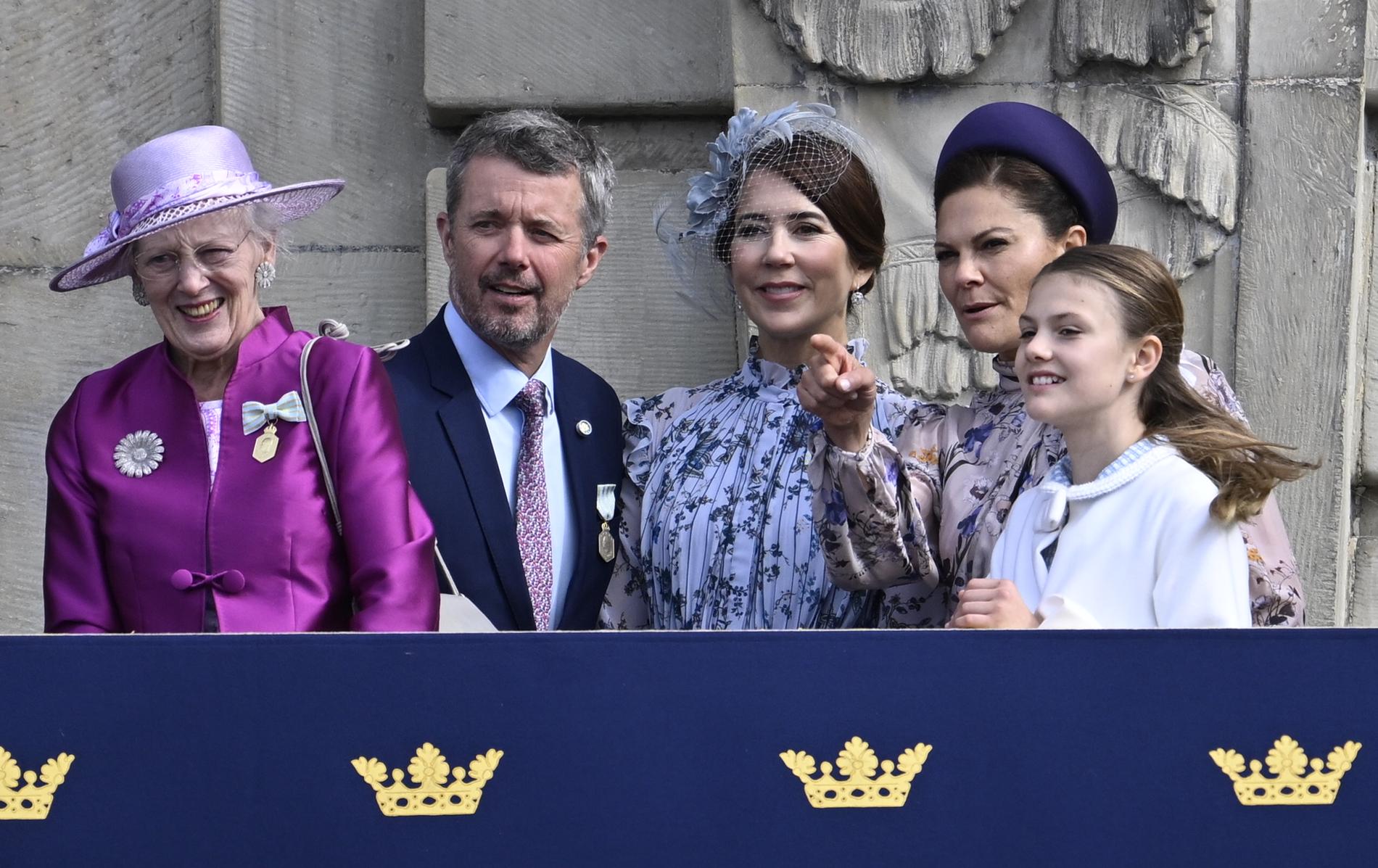 Drottning Margrethe, kronprins Frederik och prinsessan Mary tillsammans med kronprinsessan Victoria och prinsessan Estelle kung Carl XVI Gustafs 50-årsjubileum i september förra året.
