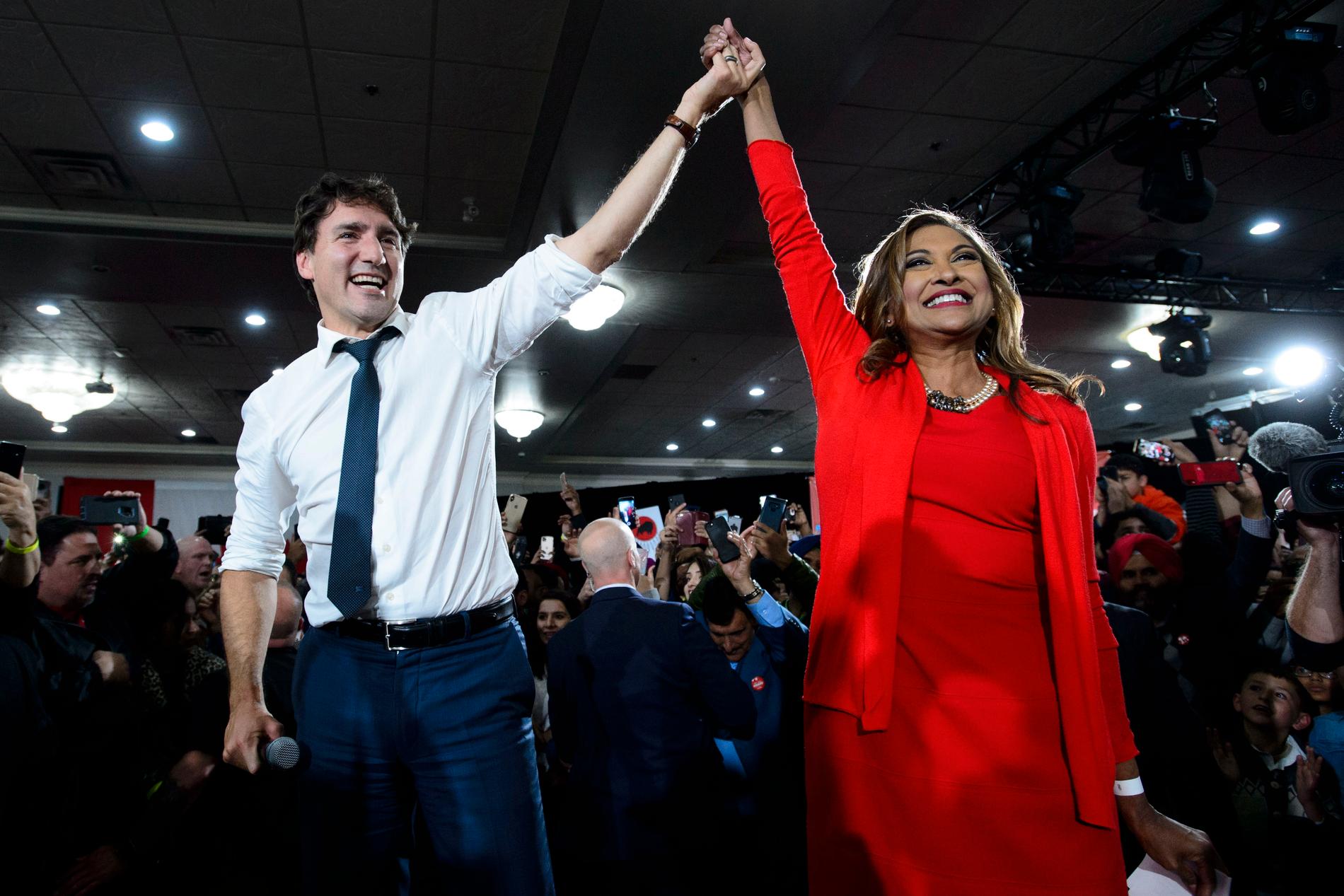 Justin Trudeau och den liberala kandidaten Nirmala Naidoo under ett valmöte i Calgary några dagar före valet.
