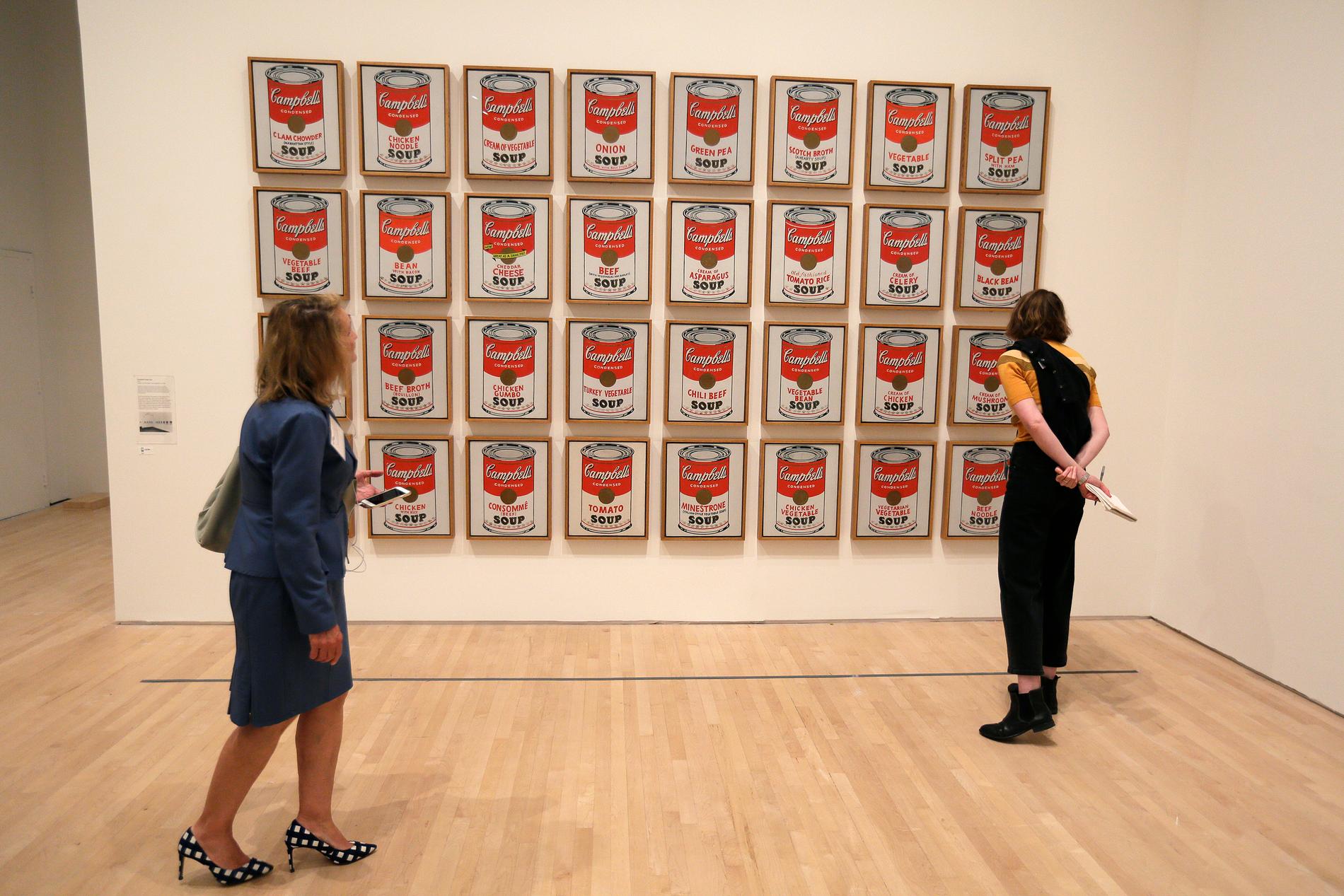 Andy Warhols kända "Campbell's Soup" på ett konstmuseum i San Francisco 2019.
