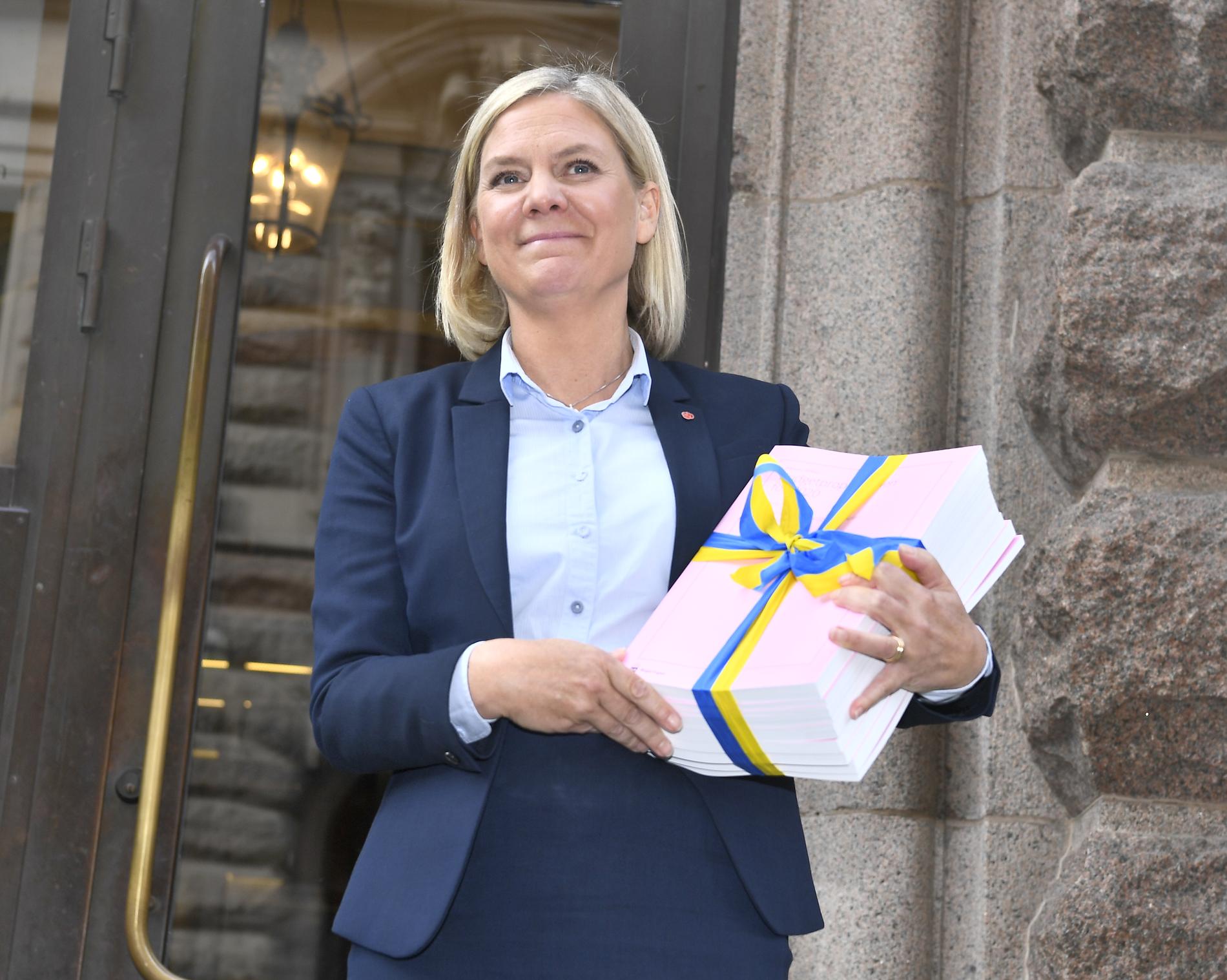 Finansminister Magdalena Andersson (S) med budgetpropositionen för 2020.