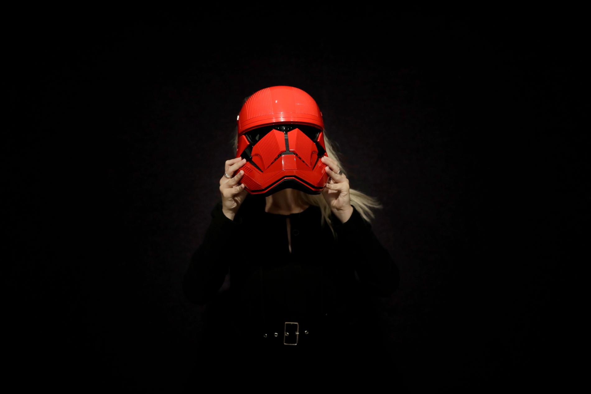 En Sith-trooperhjälm som användes i en av filmerna visas upp i samband med en auktion. Arkivbild.