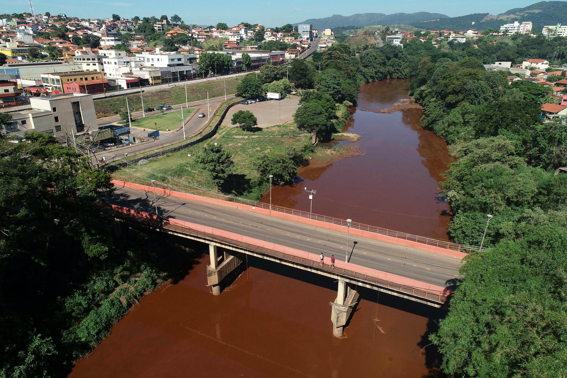 Paraobebafloden där den rinner genom byn Brumadinho. Arkivbild från den 1 februari – en knapp vecka efter dammkollapsen.
