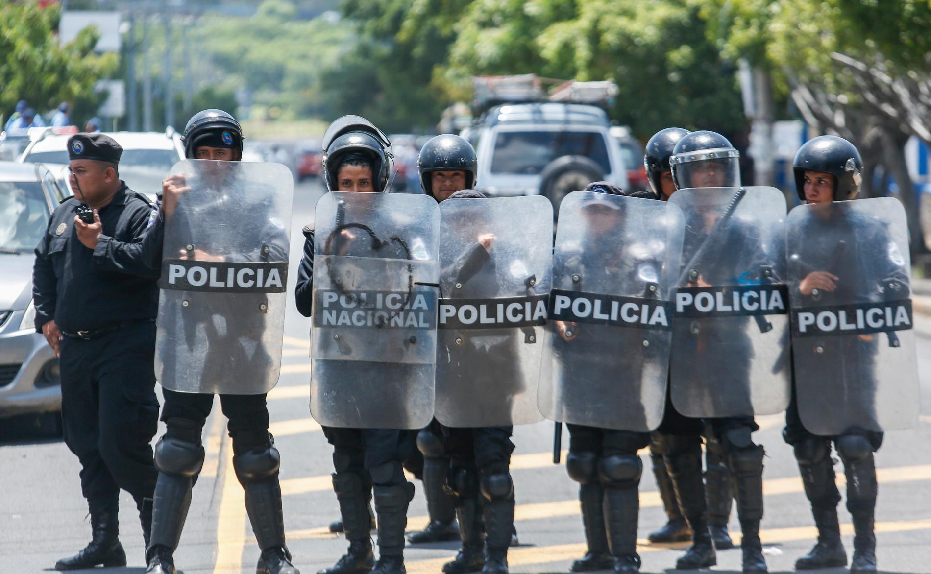 Poliser i samband med en studentprotest i Nicaraguas huvudstad Managua i somras. Arkivbild.