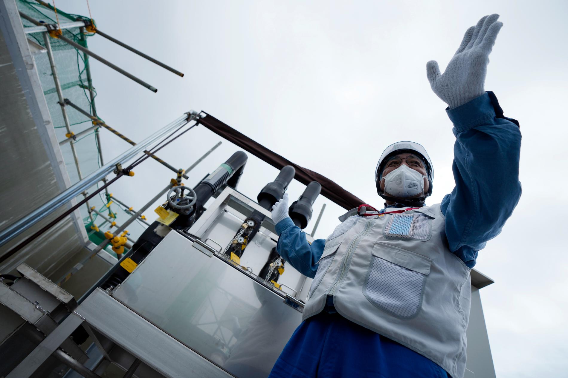 En anställd visar runt på utsläppsanläggningen vid atomkraftverket Fukushima dai-ichi.