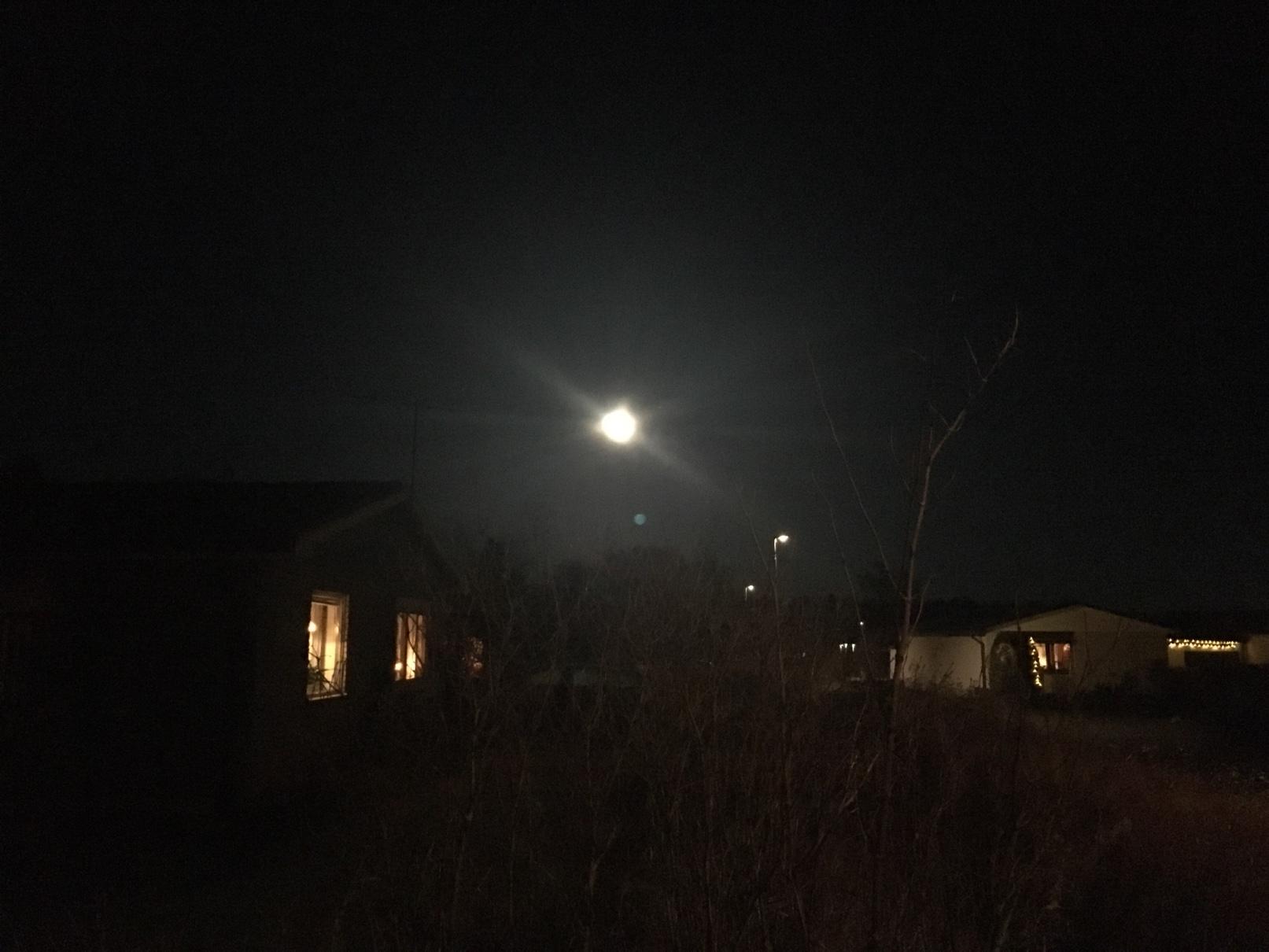 Månen, som den ser ut i Uppsala.