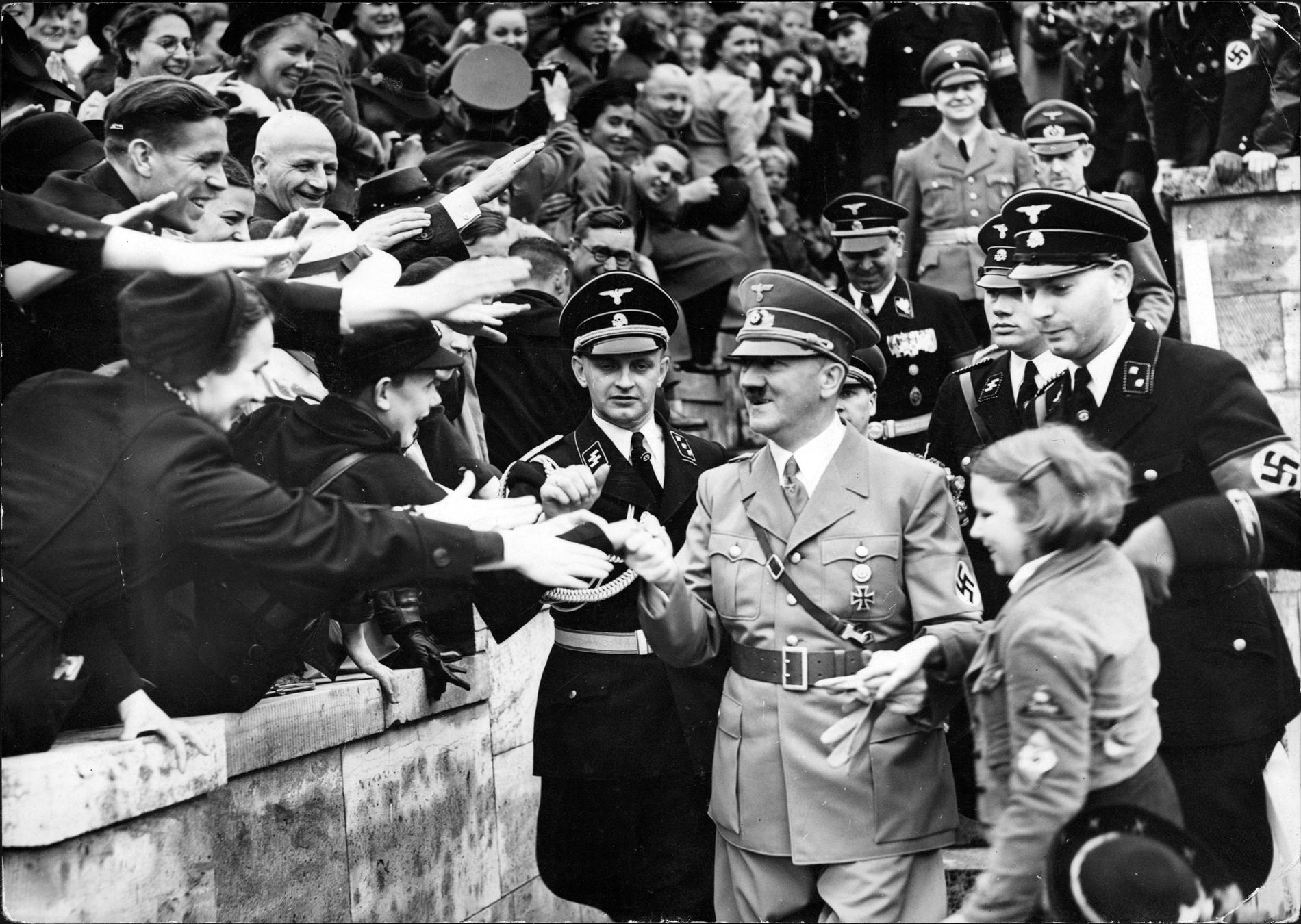 Tysklands rikskansler Adolf Hitler möter sina anhängare 1939. Foto: Arkiv