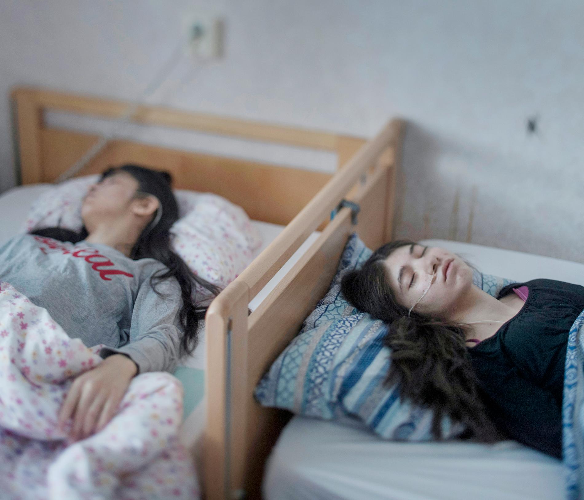 Systrarna Djeneta och Ibadeta i sina sängar i Horndal utanför Avesta. Bilden belönades med första pris i kategorin People i prestigefulla tävlingen World Press Photo. 