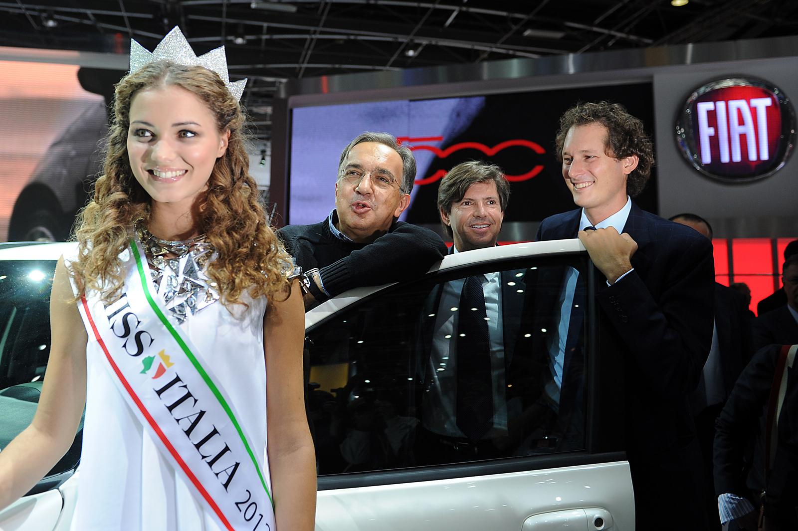 Fiat tog med sig Miss Italia till sin monter, Giusy Buscemi. Fiat- och Chrysler-cheferna Sergio Marchionne, Olivier Francois och John Elkann i bakgrunden. Foto: All Over Press