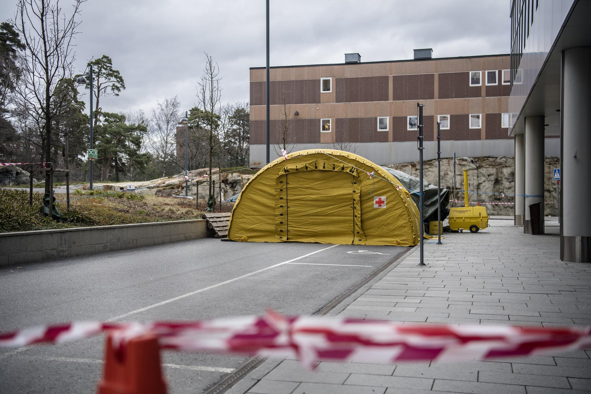 Militärtält som förberetts för första bedömning av personer som tror sig vara coronasmittade vid Karolinska sjukhuset i Solna. 