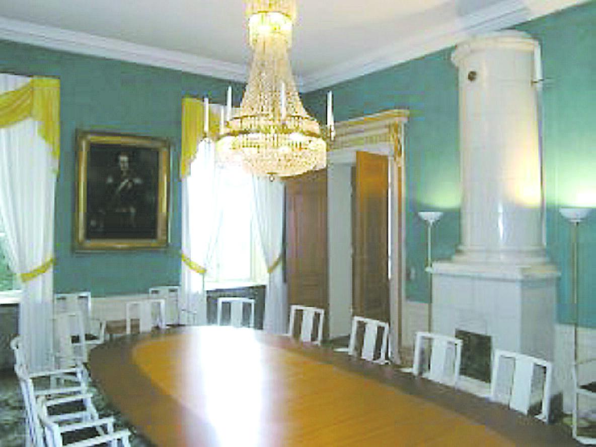 På 1940-talet: Sovrum för Carl XVI Gustafs föräldrar, arvprins Gustaf Adolf och prinsessan Sibylla (infällda med familjen). I dag: Samrådsrum, en fin salong som används som sammanträdesrum.