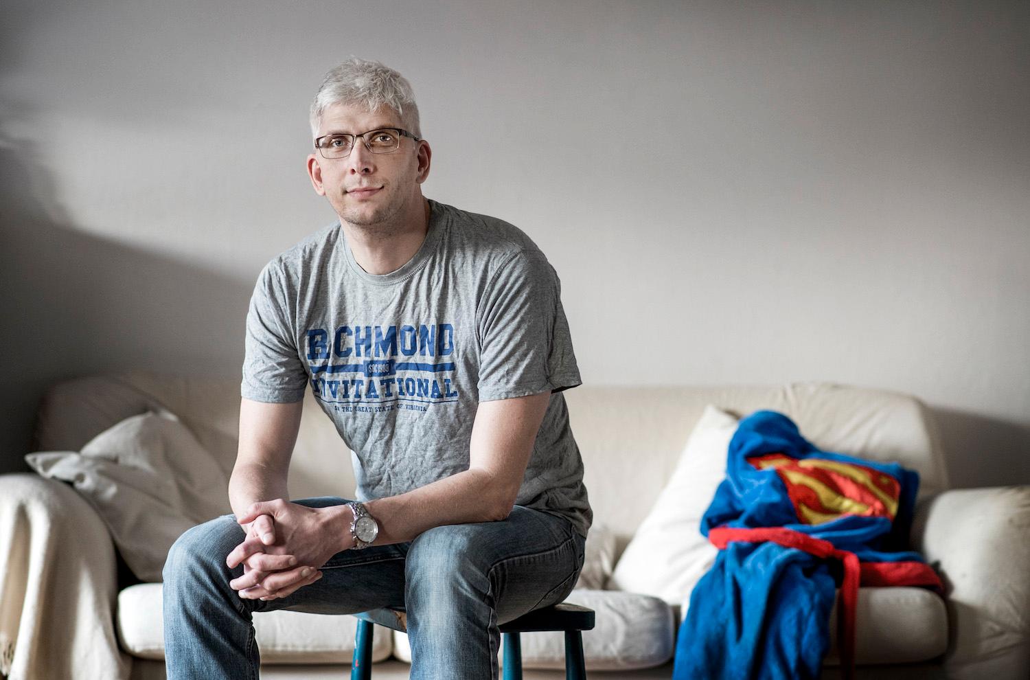"Jag tackar min lyckliga stjärna för att cancern upptäcktes i tid", säger Stefan Holmberg, 44, vars prostatacancer upptäcktes av en slump vid en hälsokontroll med ett vanligt PSA-test.