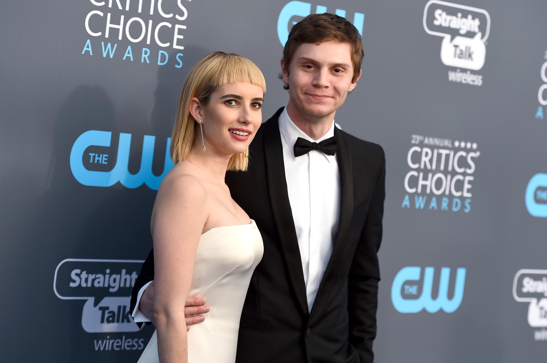 Emma Roberts och Evan Peters på Critics Choice Awards 2018.