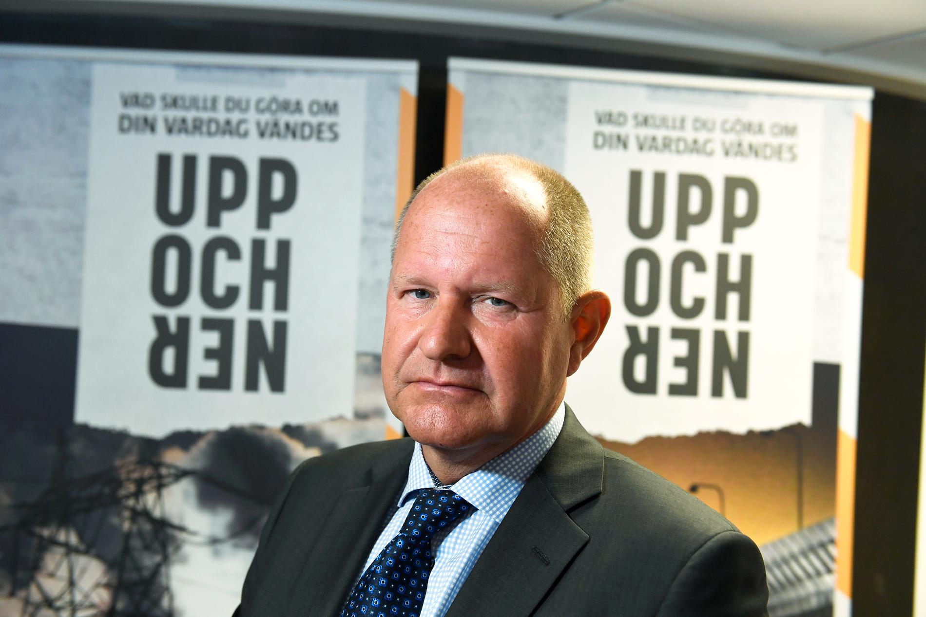 Dan Eliasson, generaldirektör MSB, myndigheten för samhällsskydd och beredskap, presenterar broschyren "Om krisen eller kriget kommer" under en pressträff i Stockholm.