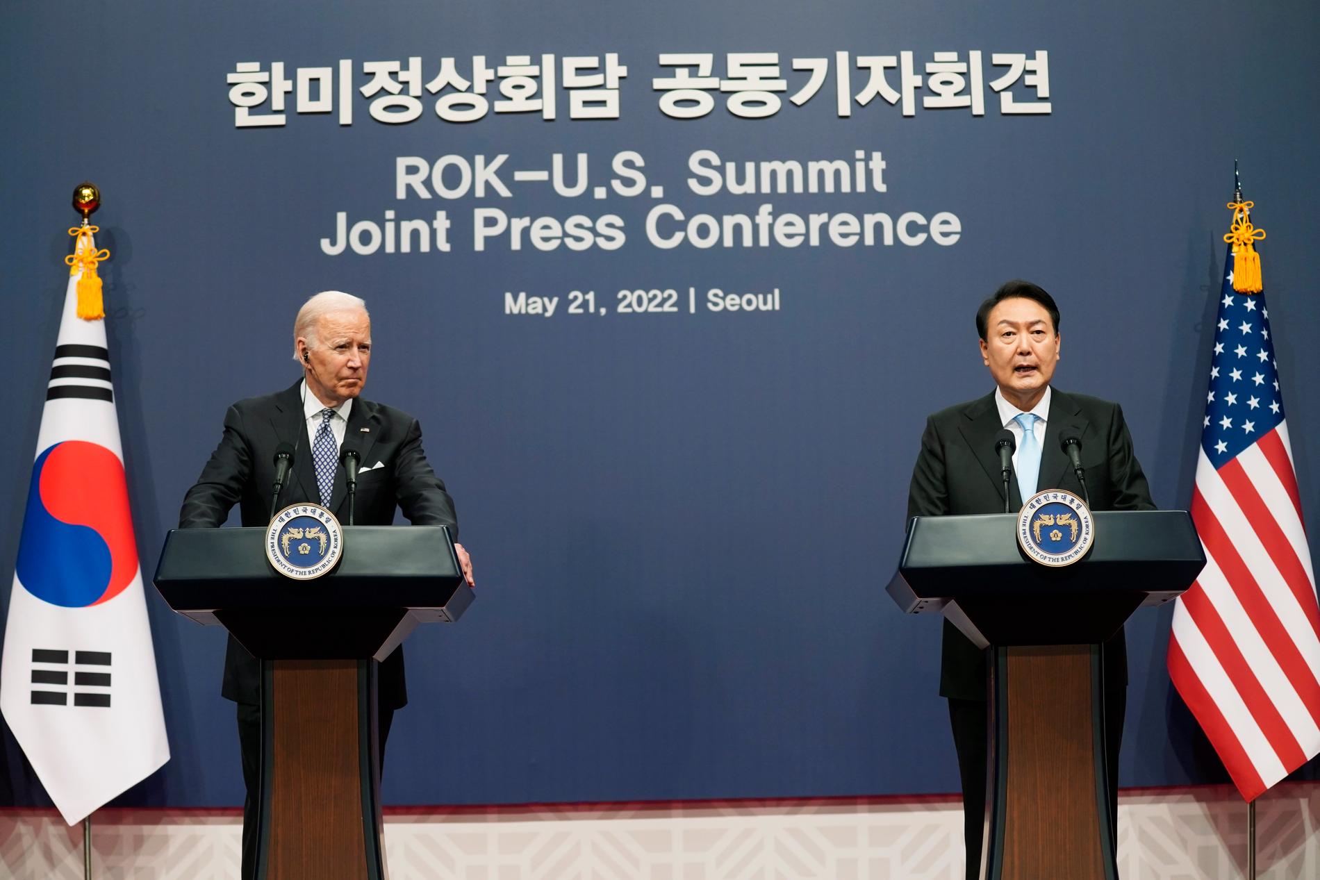 USA:s president Joe Biden lyssnar på Sydkoreas nye president Yoon Suk-Yeoul vid en presskonferens under lördagen.