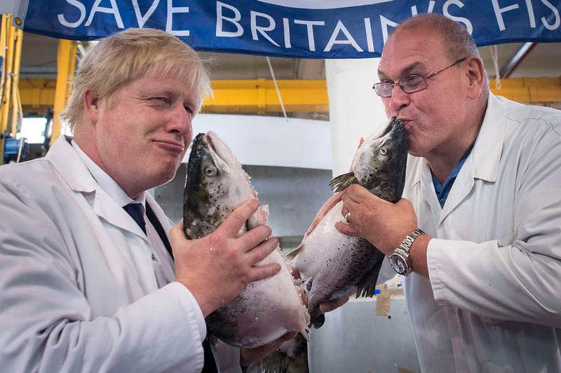 FISKAR RÖSTER Lämna-sidans Boris Johnson ägnade den sista dagen före omröstningen bland annat åt att besöka en fiskmarknad i huvudstaden.