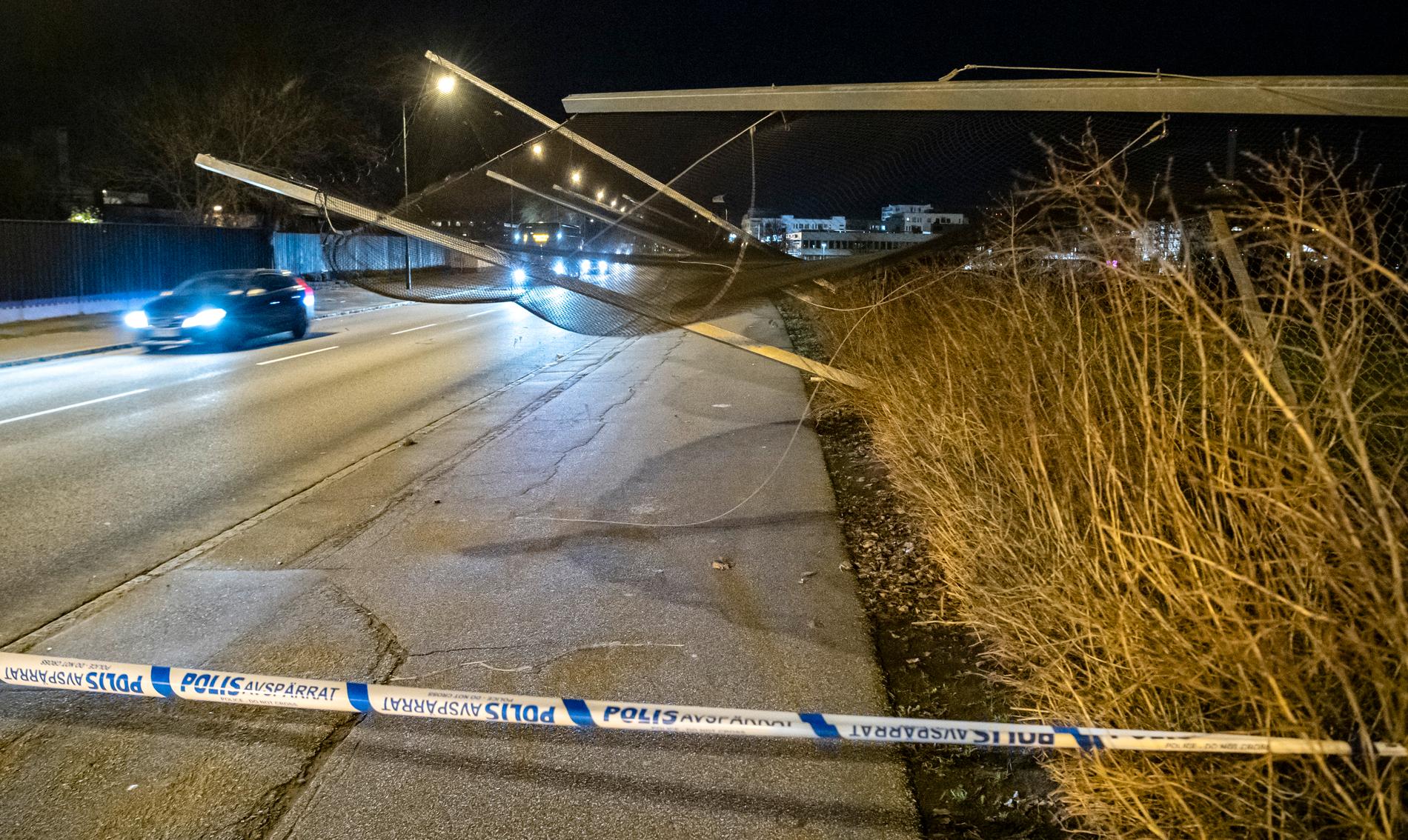Ett staket har blåst ut över Limhamnsvägen i Malmö då stormen Alfrida fortsatte härja natten till onsdagen. 