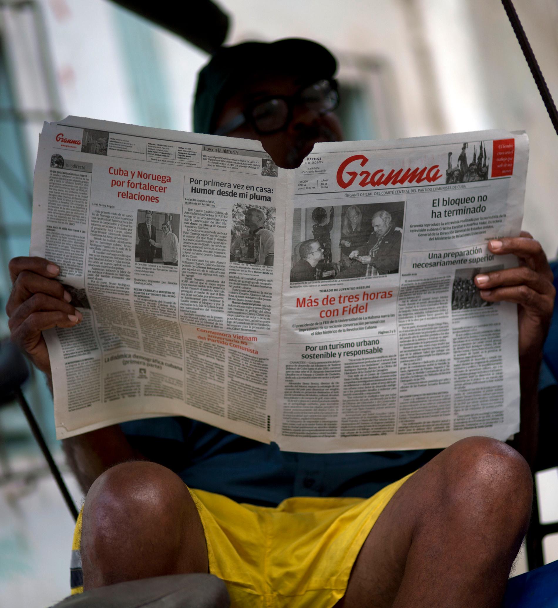 En man läser ett exemplar av det kubanska kommunistpartiets officiella organ Granma, ett av de medier som stängts av på Twitter. Arkivbild.