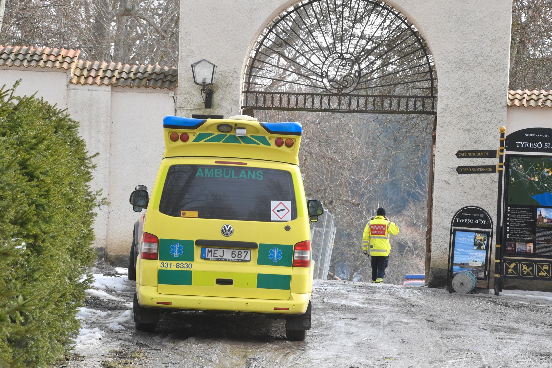En person har hittats död i vattnet i Tyresö söder om Stockholm. 