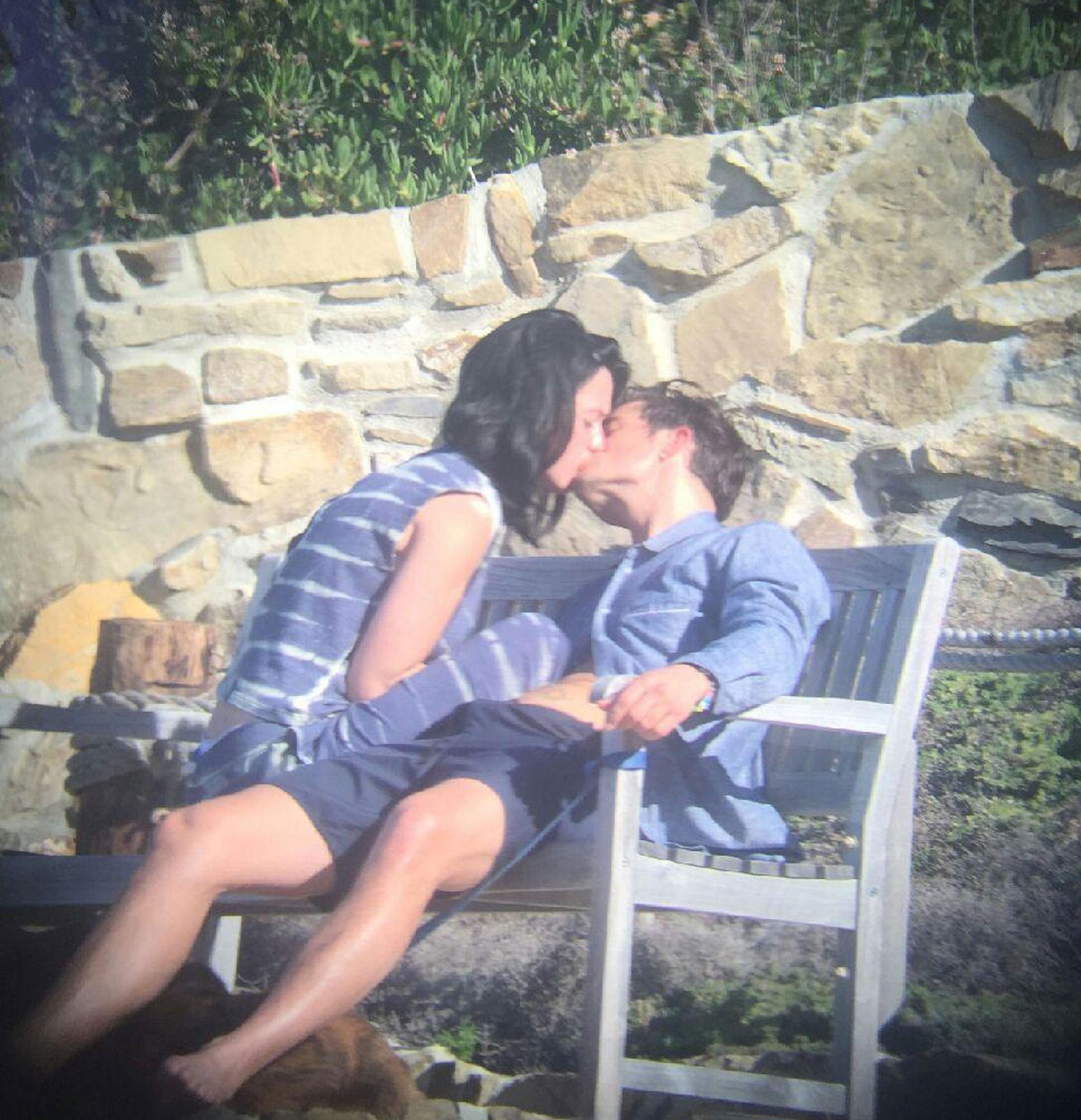 Katy Perry och Orlando Bloom kysser varandra under en stund i solen tidigare i år.