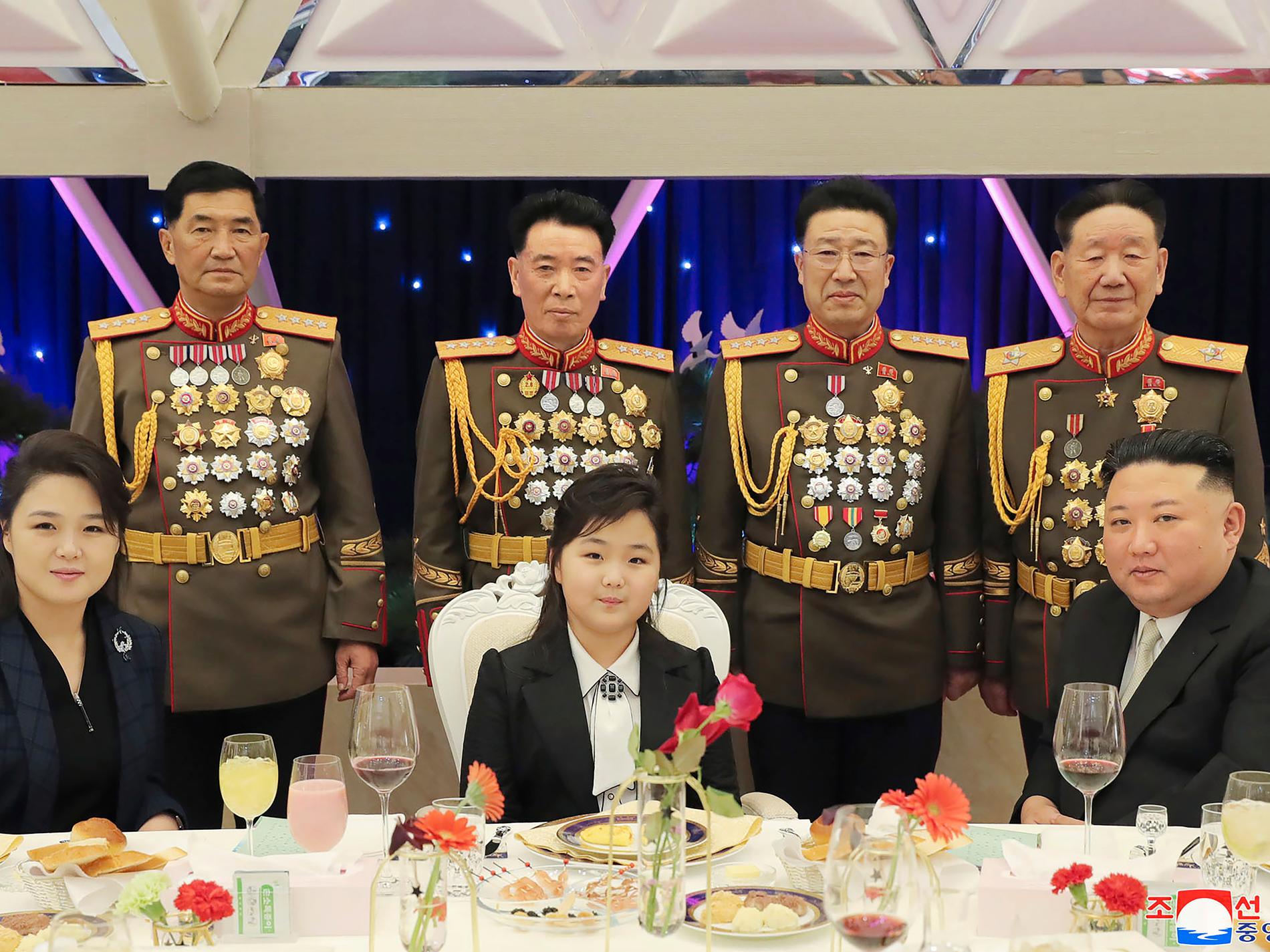 Dottern i fokus när Kim firade armén