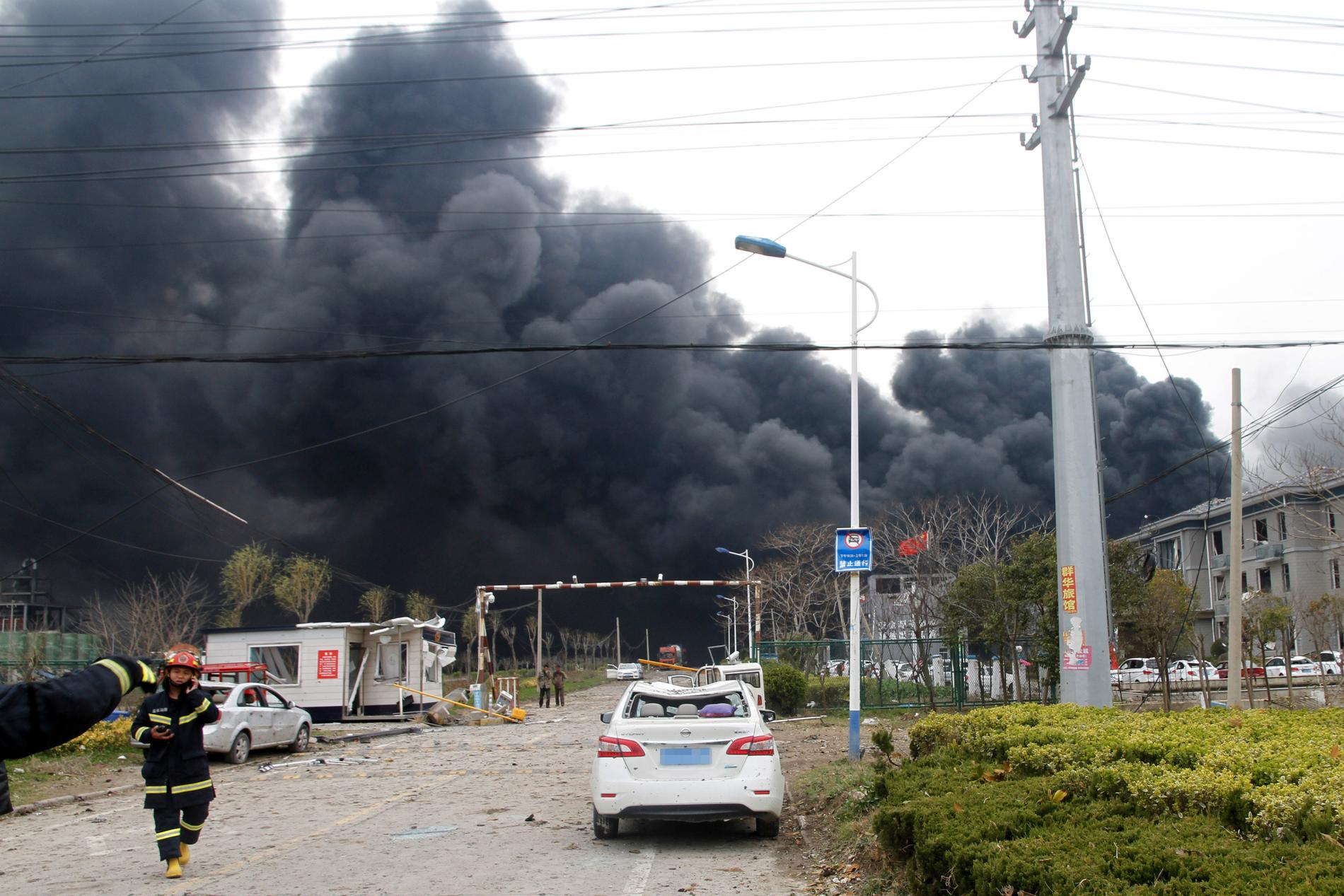 Räddningstjänst vid den brinnande fabriken i Kina.
