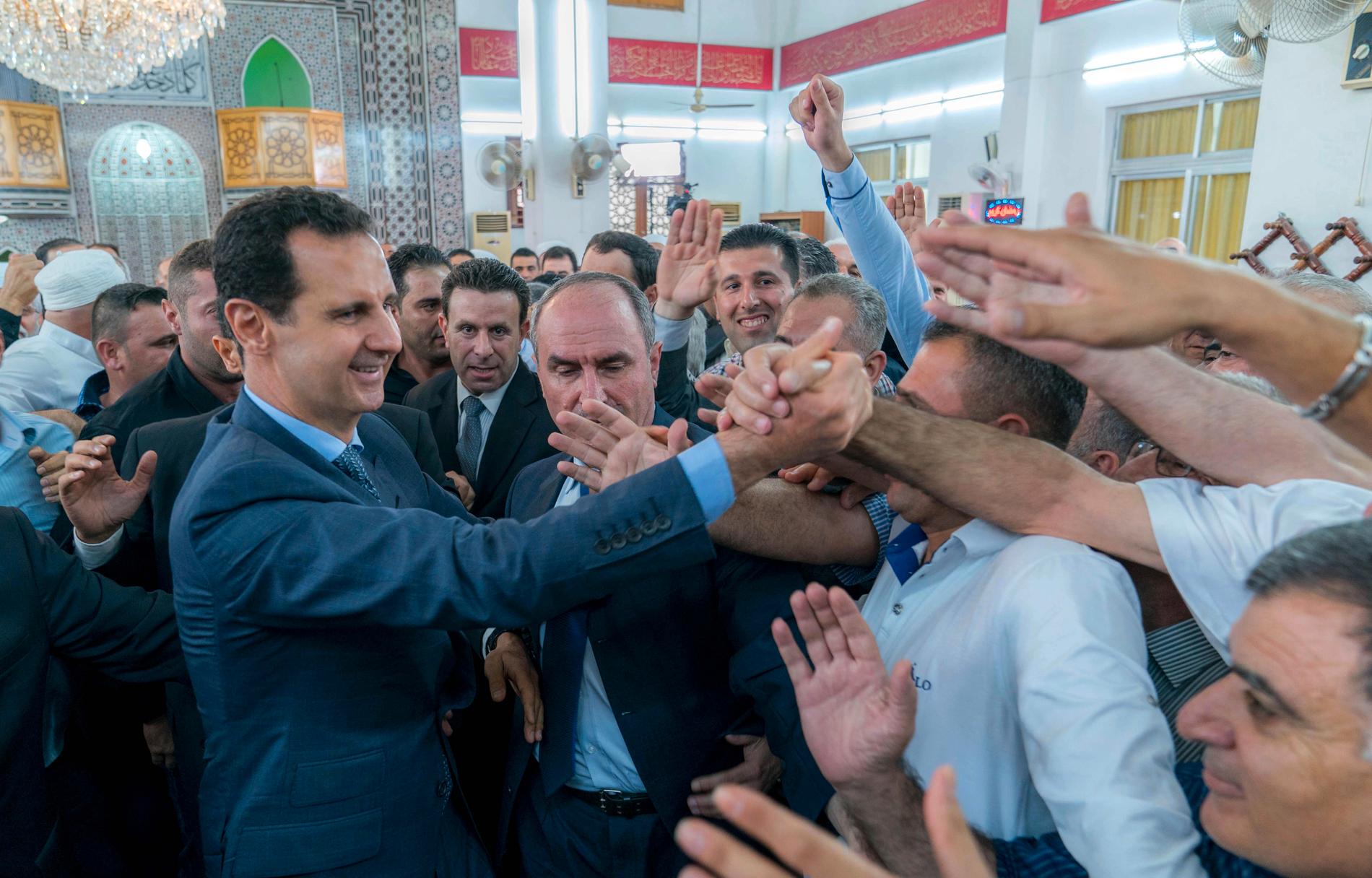 Syriens diktator Bashar al-Assad, till vänster, får nu ryskt stöd i sin offensiv i landets sydligaste delar. Bilden är från den 15 juni.