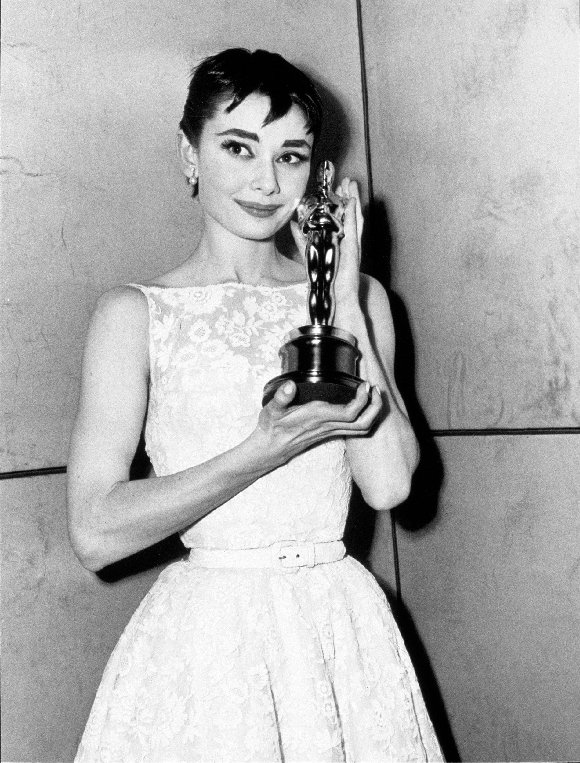 Audrey Hepburn 1954 ”Inte nog med att världens mest kända och älskade skådespelerskor bär en vit, krispig och delikat klänning från Givenchy. Hon vinner dessutom en Oscar och tar emot statyetten med en kort svincool pixiefrisyr. Därmed har denna look för alltid blivit ansedd som “the best of all times”. Jag kan bara hålla med.”