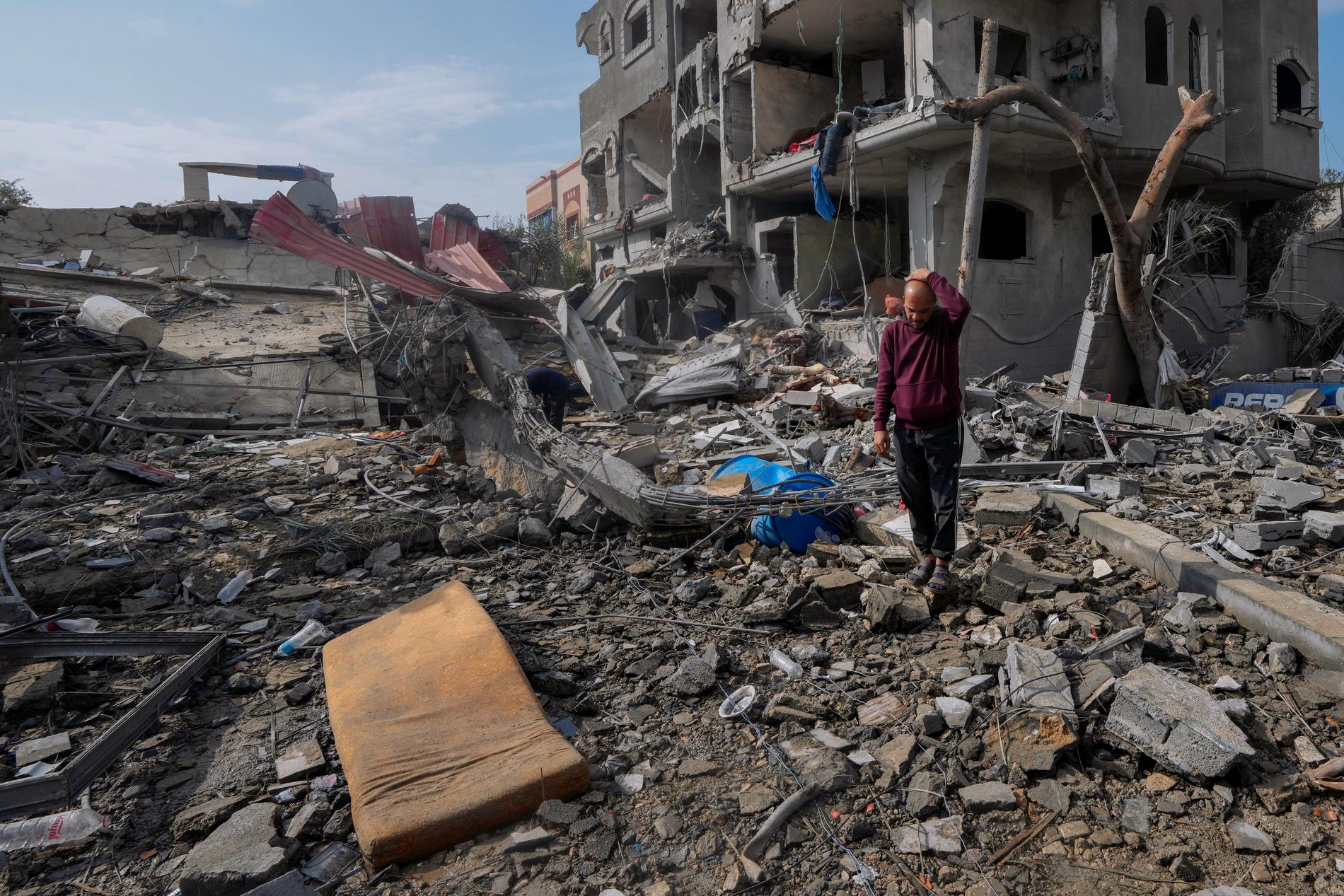En palestinier ser på förödelsen från den israeliska attacken mot flyktinglägret Maghazi.