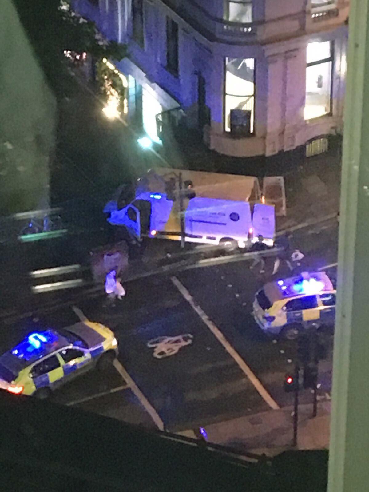 Polisen undersöker skåpbilen som användes vid attacken på London Bridge 3 juni 2017. 