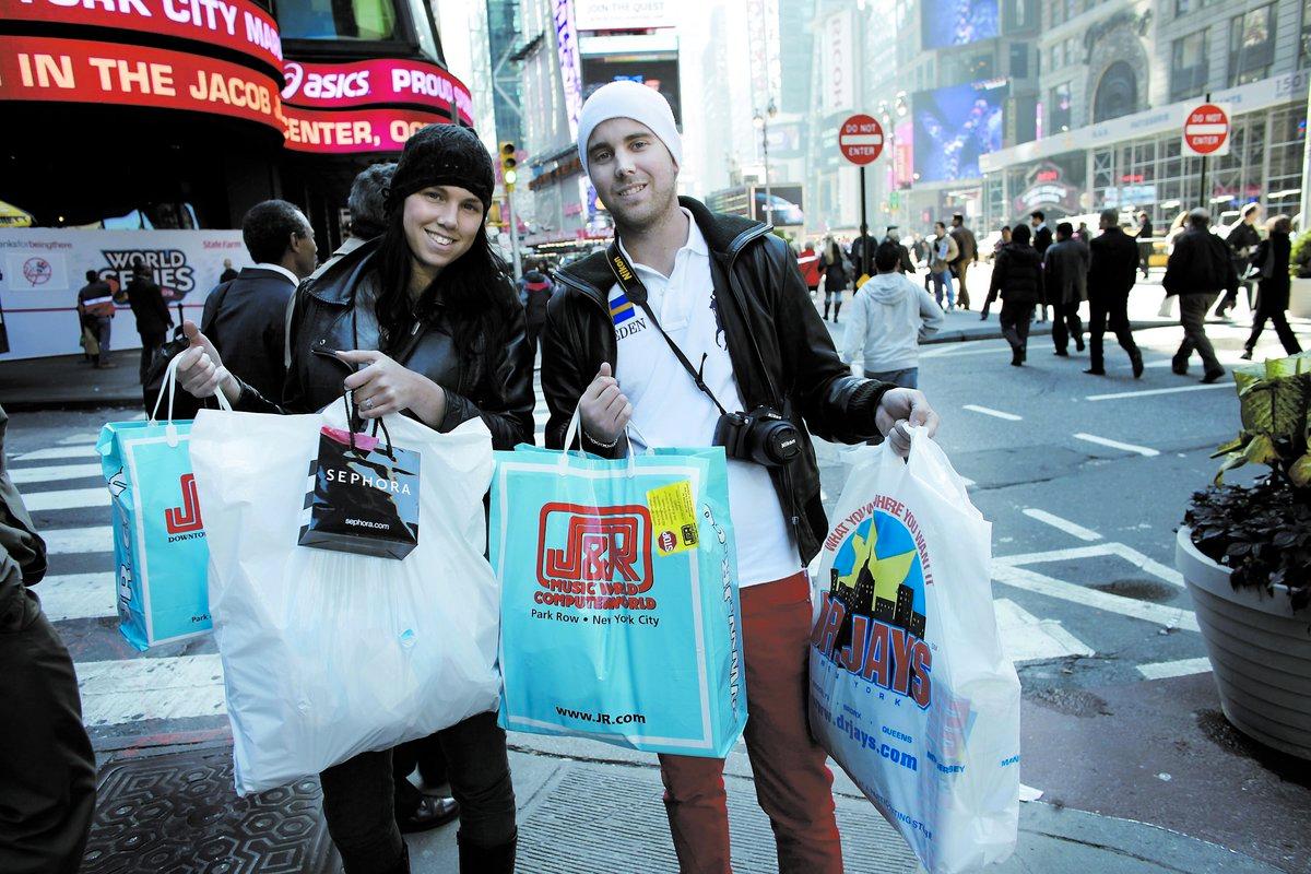New York Dennis Arvidsson och Jenny Jonsson från Göteborg har fattat galoppen och har shoppat loss i New York. När både dollarn och pundet är billigt är det lätt att bli lite köpgalen.