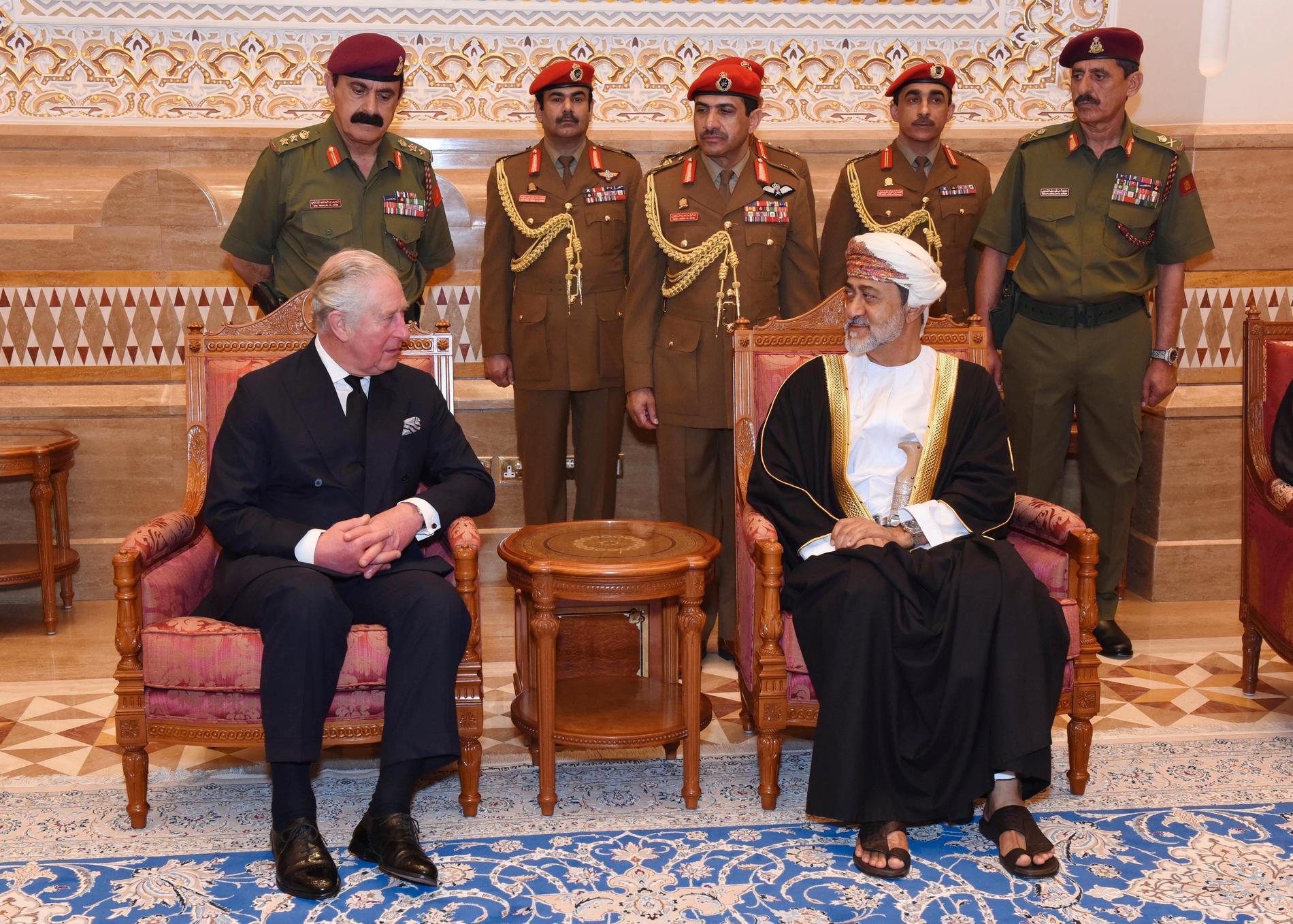 Omans nye sultan Haitham bin Tariq Al Said, till höger, tar emot brittiske prins Charles i Muskat på söndagen.