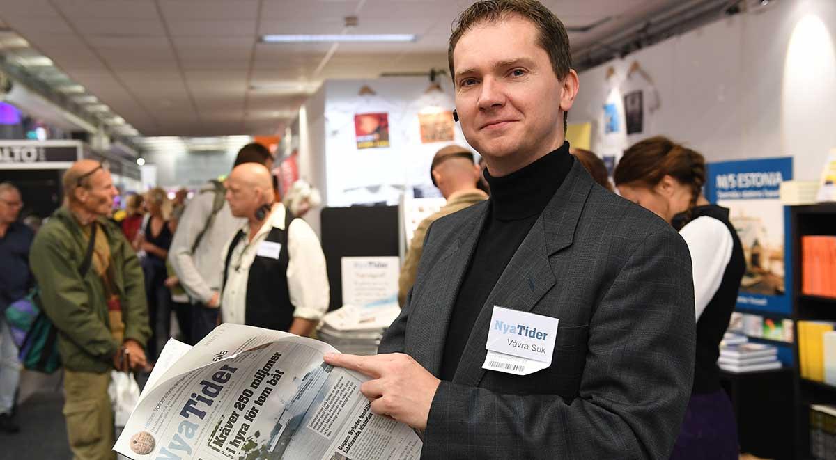 Vávra Suk, chefredaktör för högerextrema tidningen Nya Tider, i montern på förra helgens bokmässa i Göteborg.