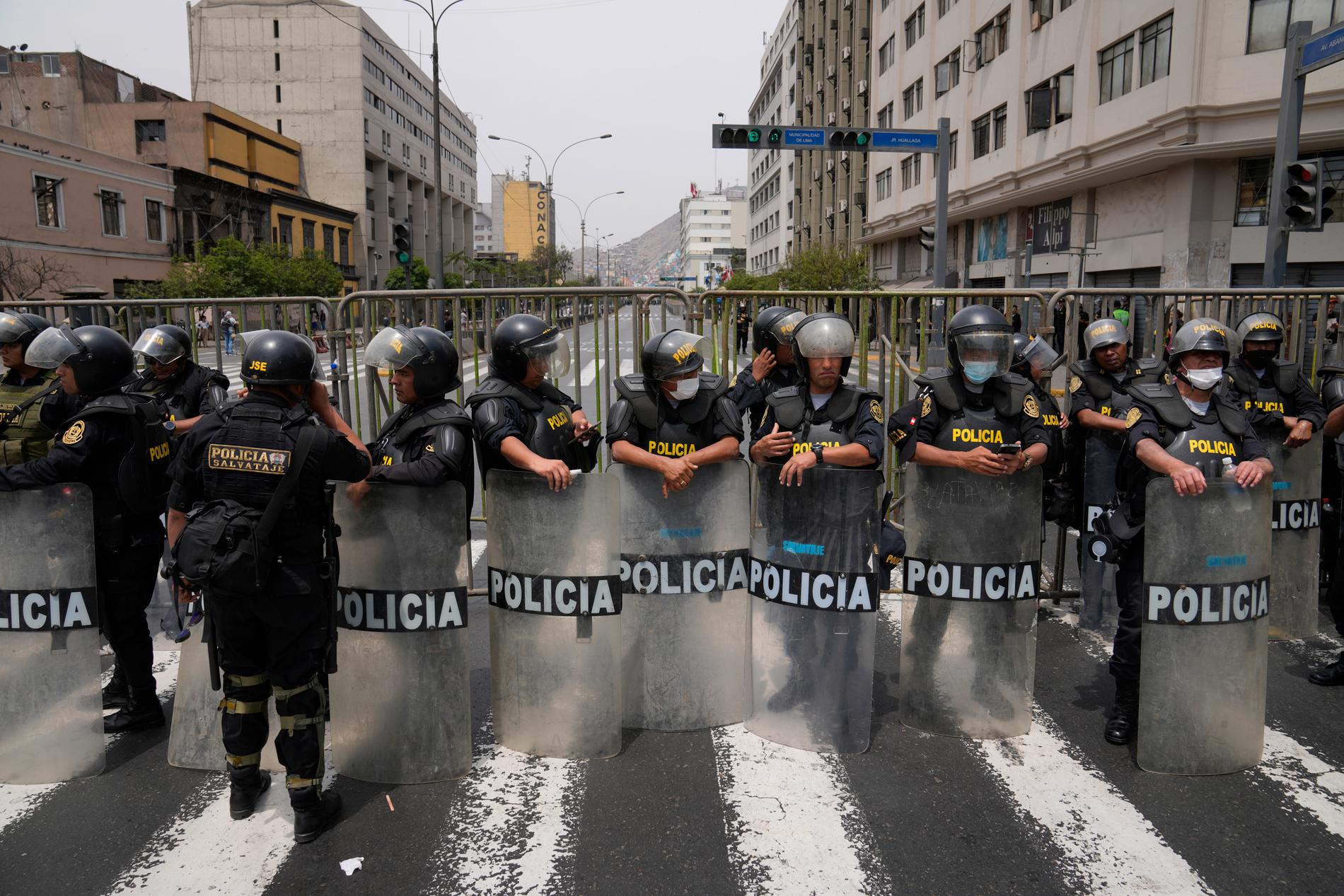 Polis blockerar en gata som leder till parlamentet efter att Castillo upplöst parlamentet.