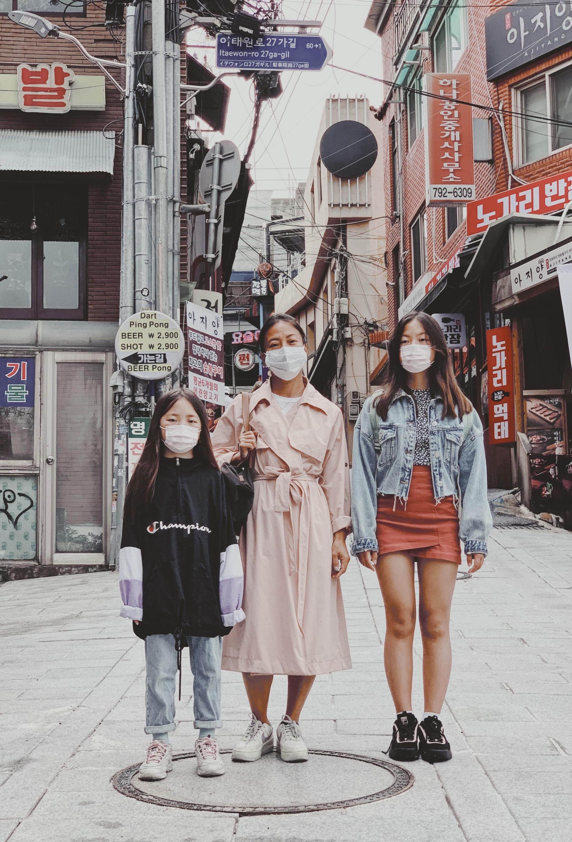 Emma Gate med döttrarna Mika och Coco i Seoul.