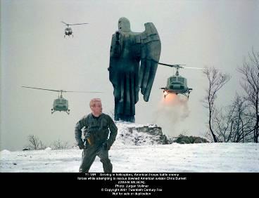 PÅ flYkT "Behind enemy lines" är en krigsfilm som liknar många andra. Några spännande sekvenser och sevärda skådespelare räddar en del. Owen Wilson spelar navigatören Burnett som flyr i Bosnien.