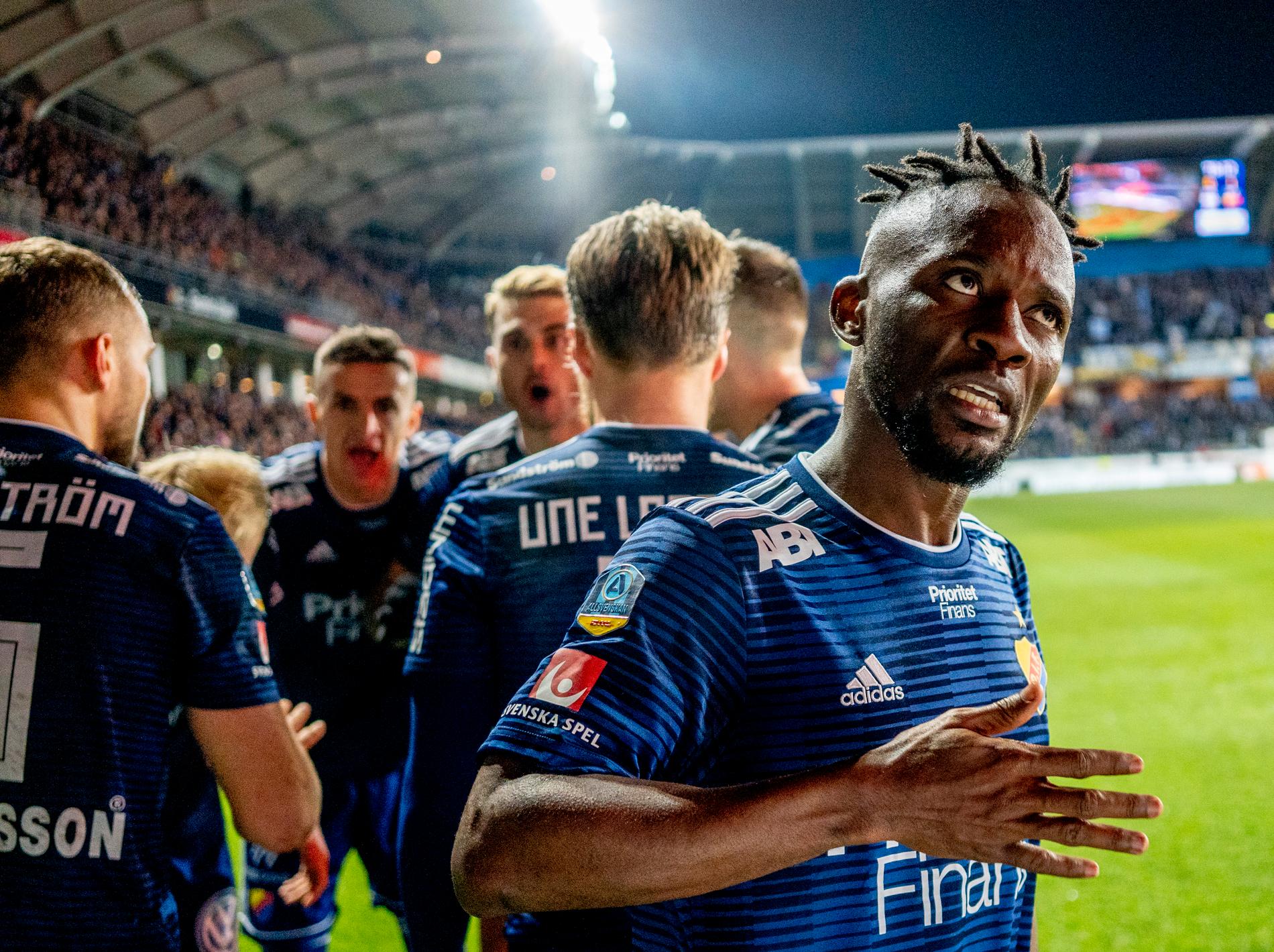 Djurgårdens Mohamed Buya Turay firar 1–0-målet i segermatchen mot IFK Göteborg.