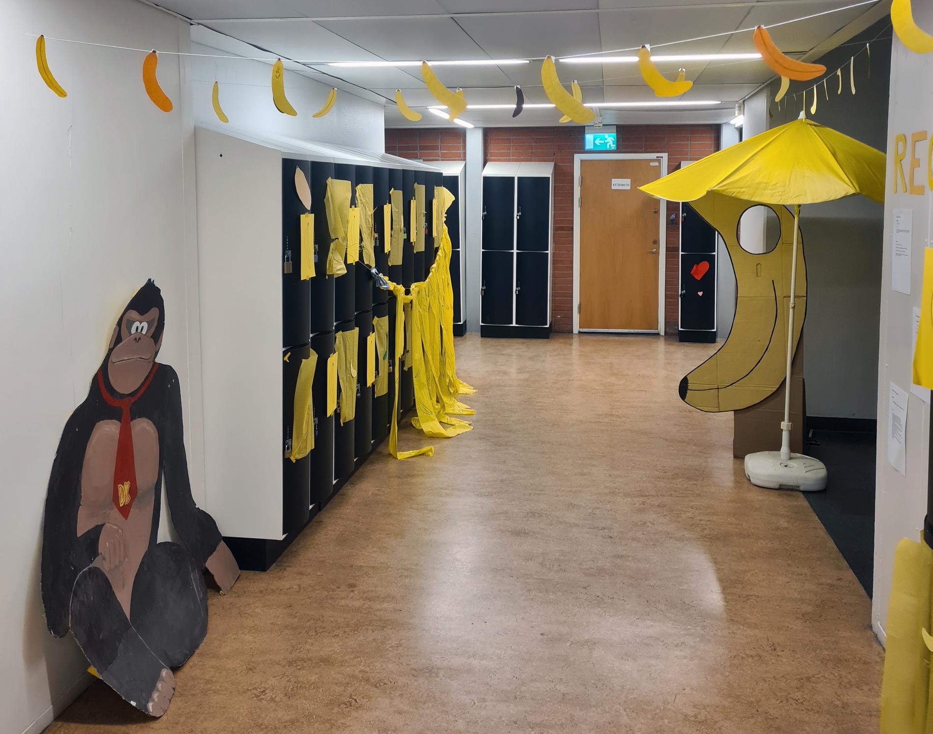 Lärare och elever har reagerat kraftigt på ”frukttemat” efter att en korridor dekorerats med apor och bananer.  