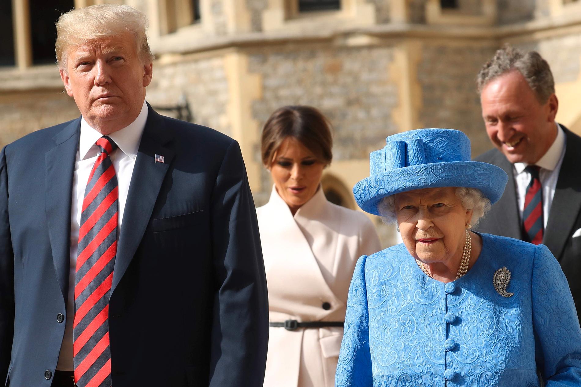 Dag två: President Trump och drottning Elizabeth träffas vid Windsor Castle. Trump är den tolfte president som drottningen träffat. För det här tillfället valde hon en diamantbrosch – samma brosch bar hennes mor vid hennes fars begravning. 